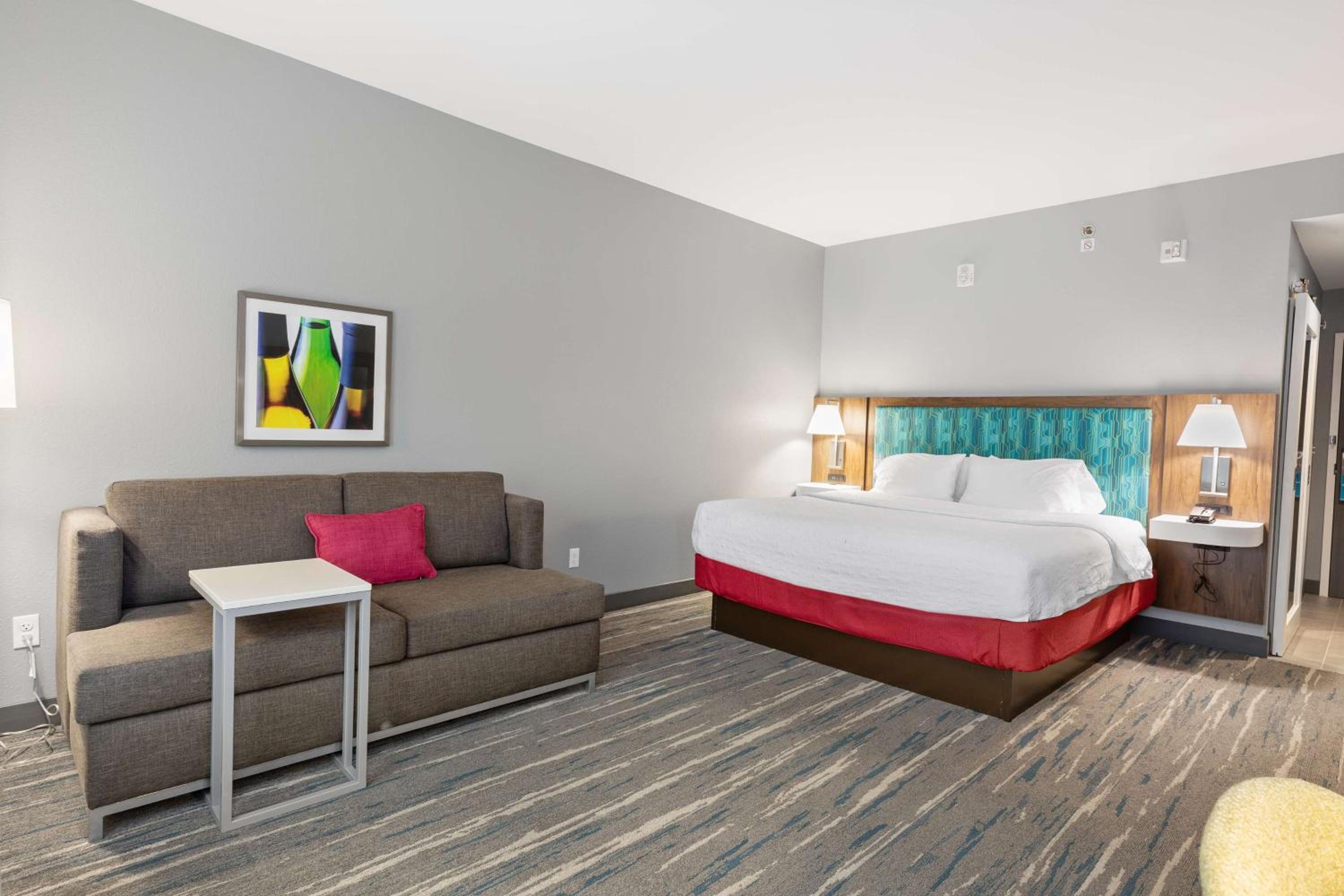 King Room with Sofa Bed - Hearing Access/Non-Smoking at Hampton Inn Madison, OH in Madison