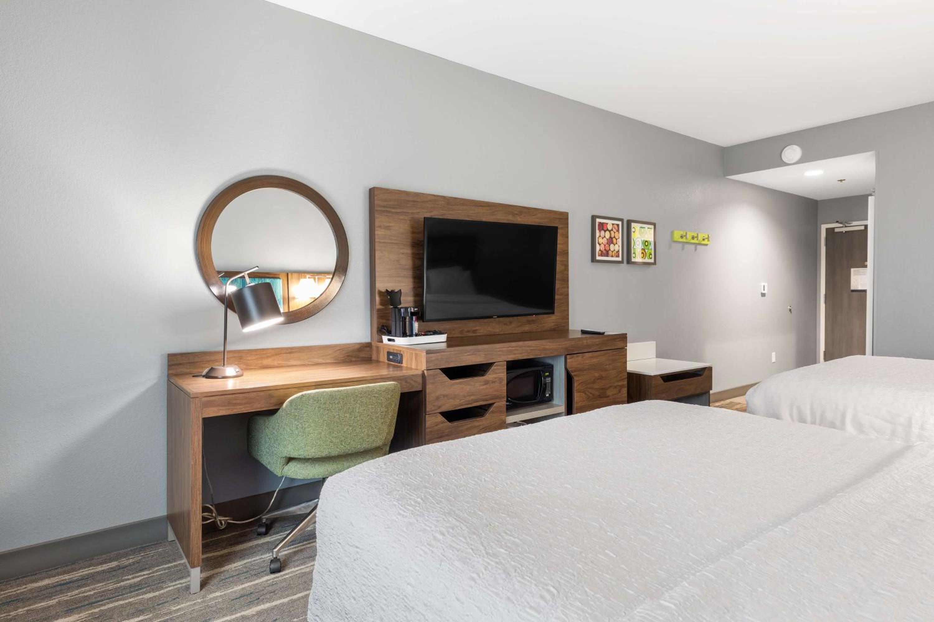 Queen Room with Two Queen Beds - Hearing Access/Non-Smoking photo 2