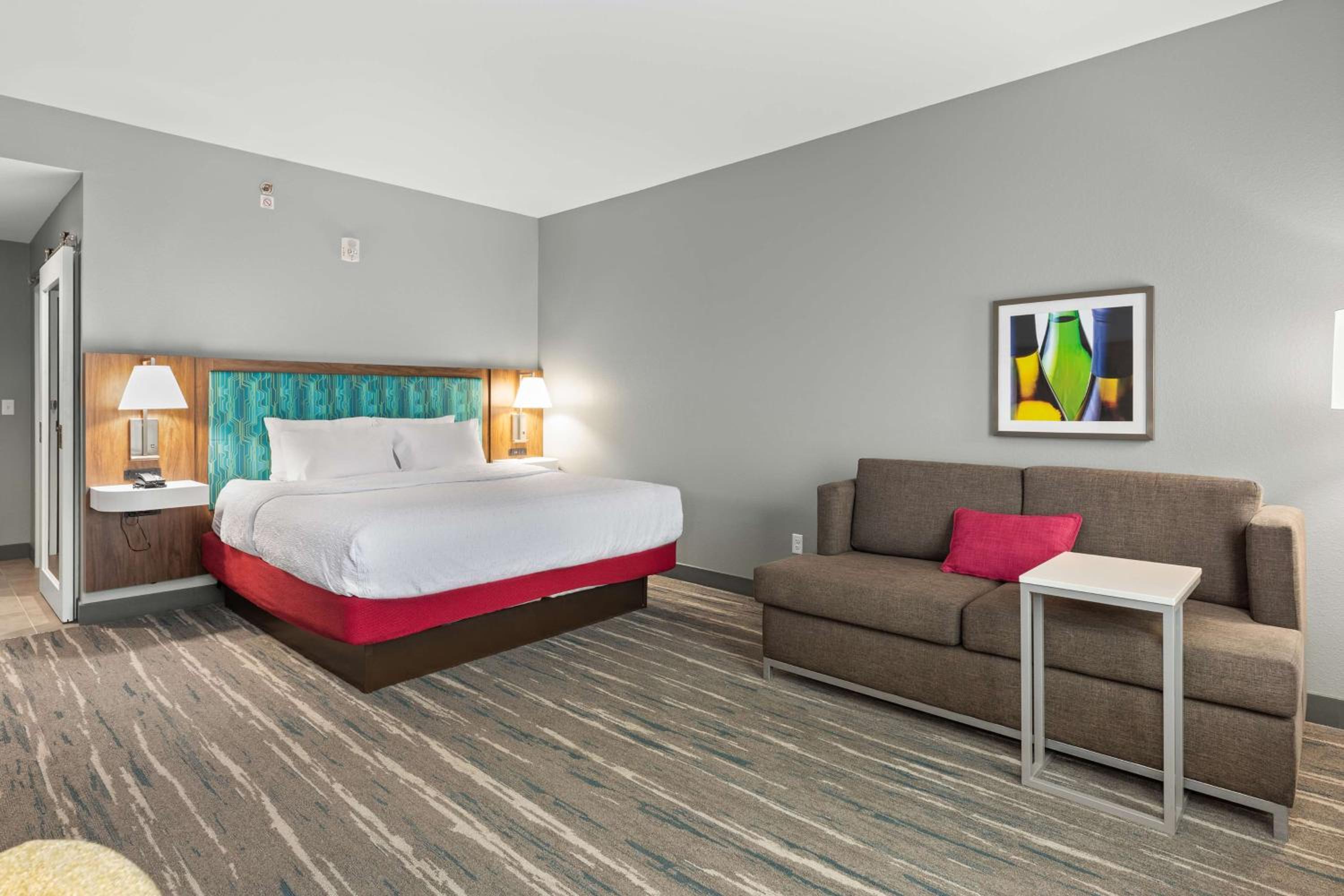 King Room with Sofa Bed - Hearing Access/Non-Smoking photo 2