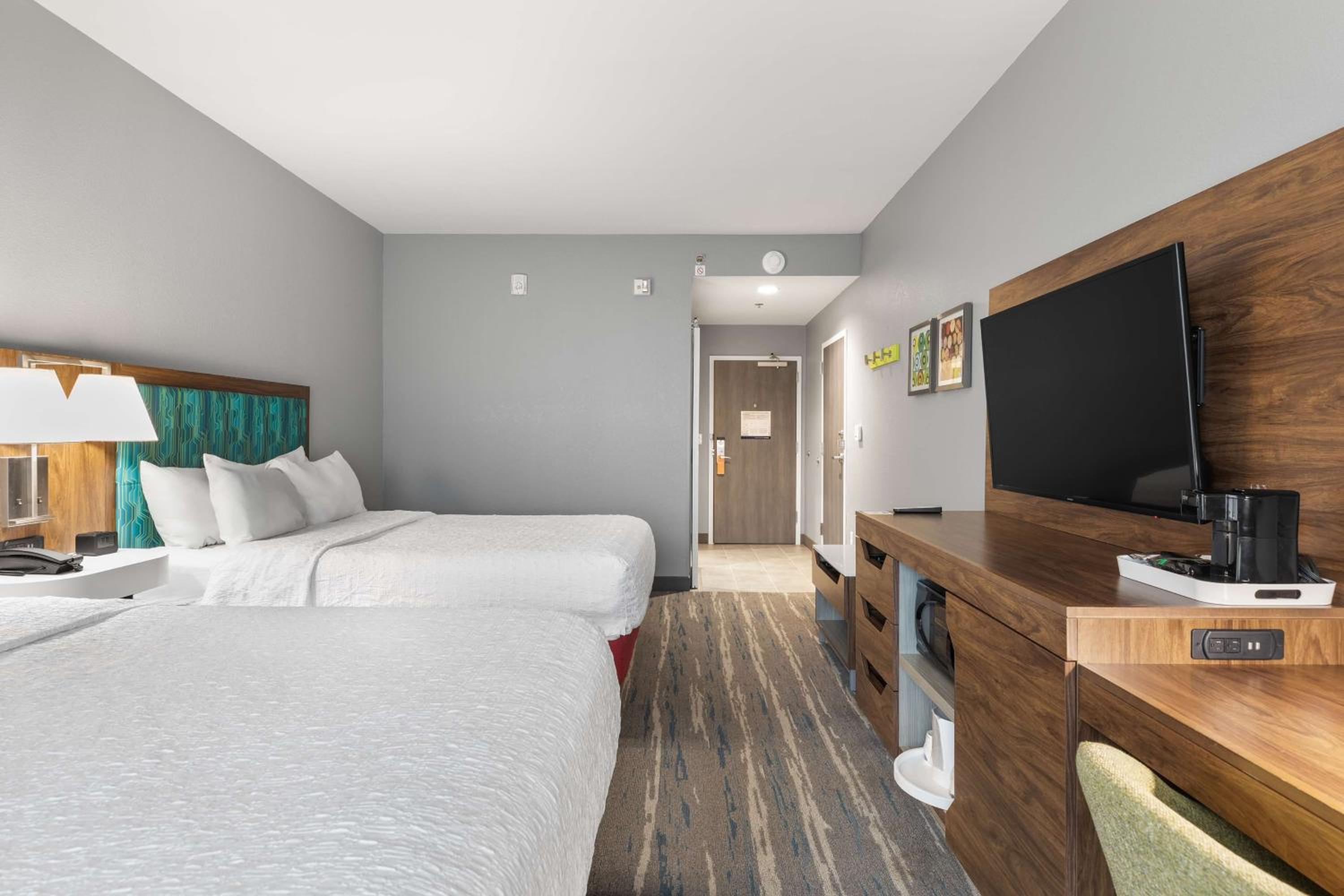 Queen Room with Two Queen Beds photo 3
