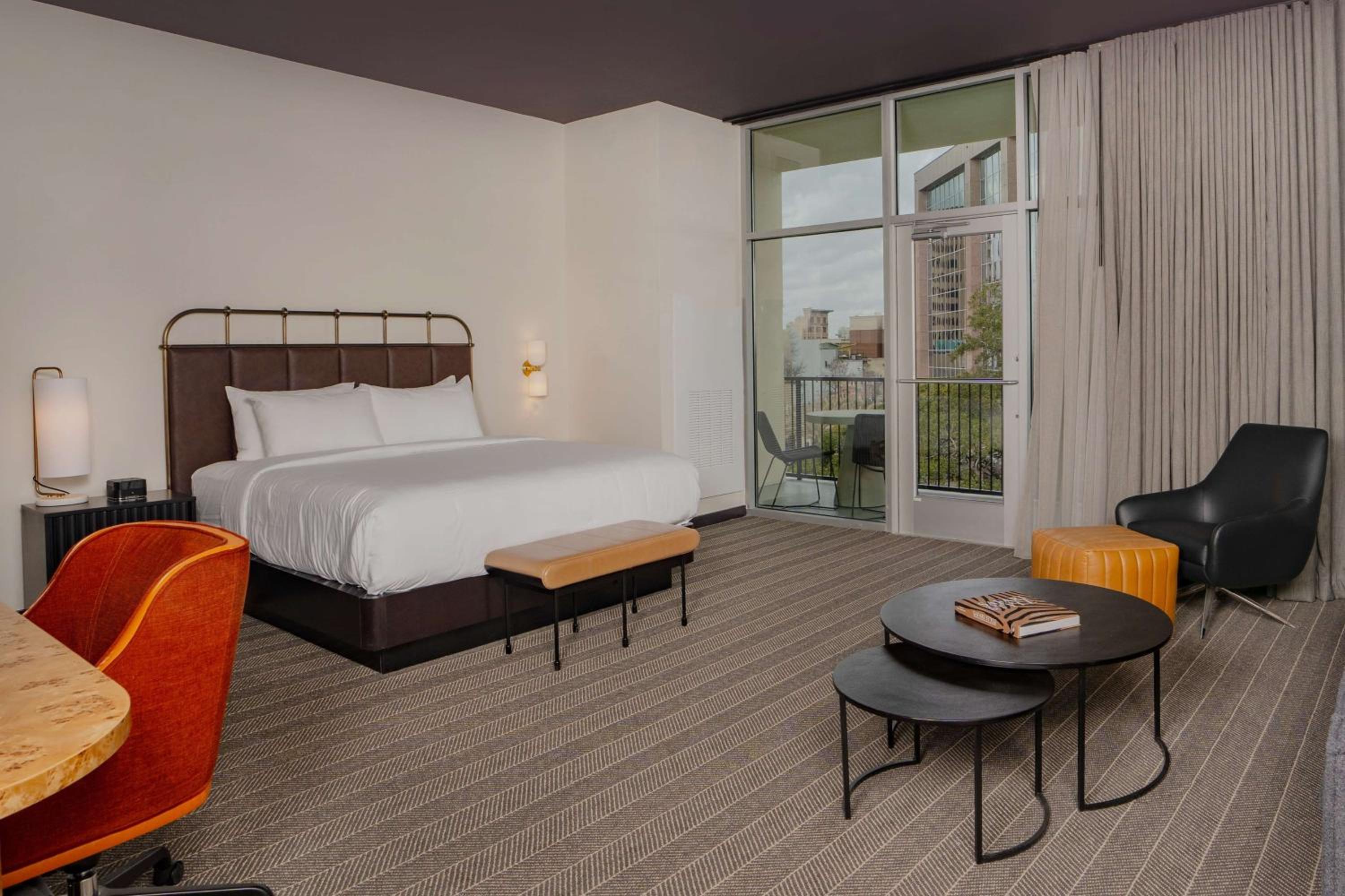 King Suite with Balcony - Photo 2