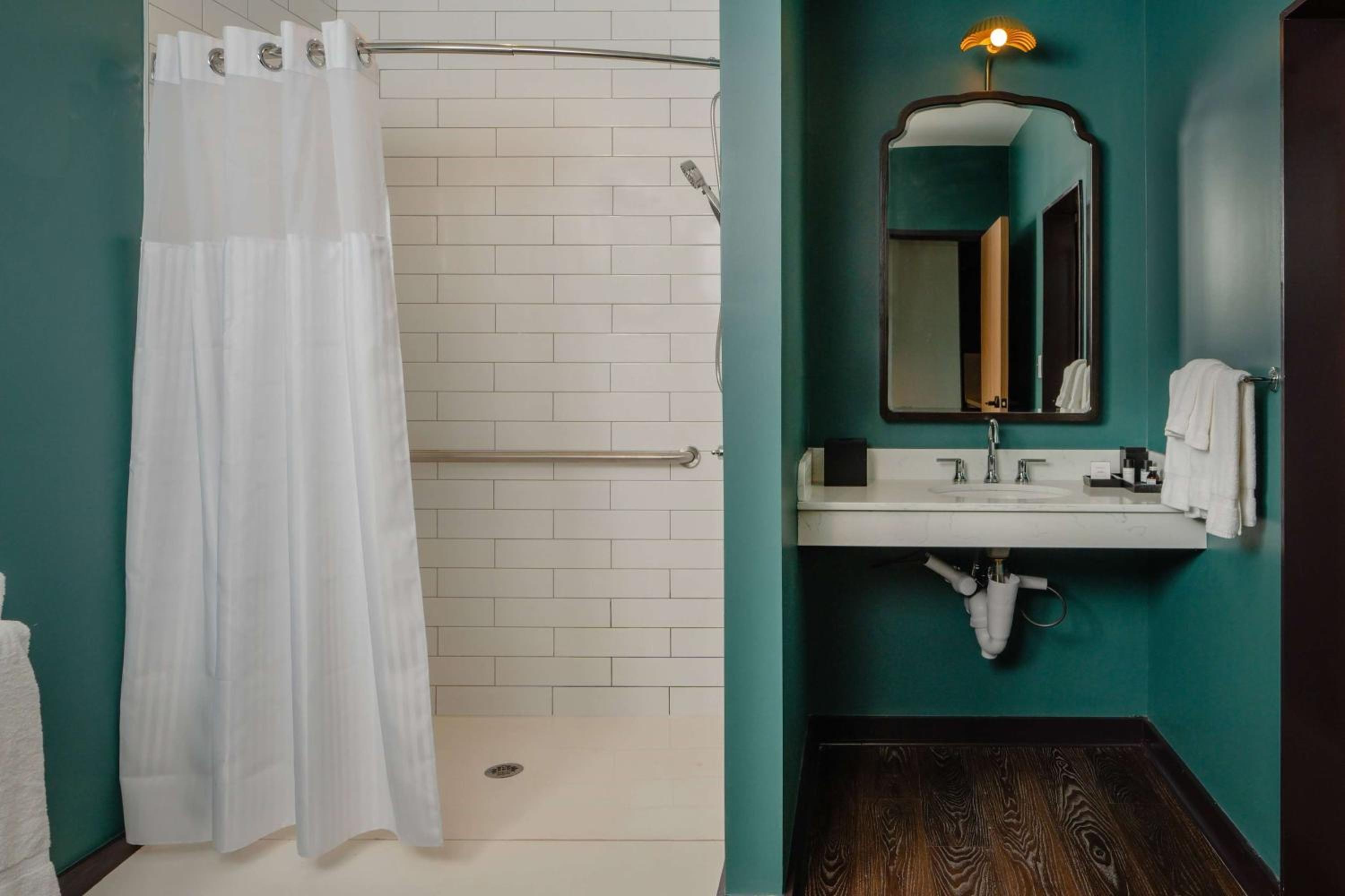 King Room with Roll-In Shower - Mobility/Hearing Accessible - Photo 3