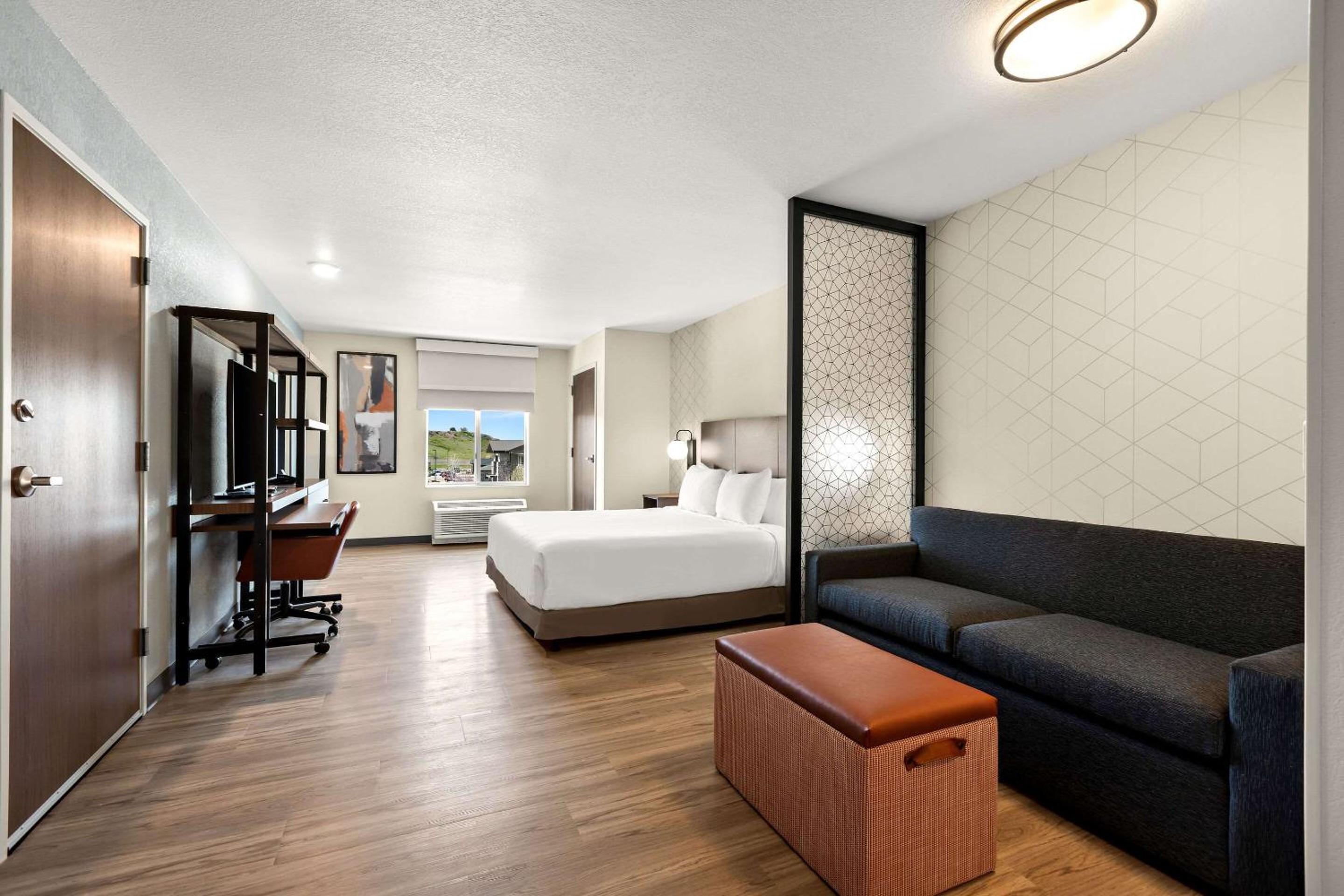 King Suite with Sofa - Disability Access/Non Smoking