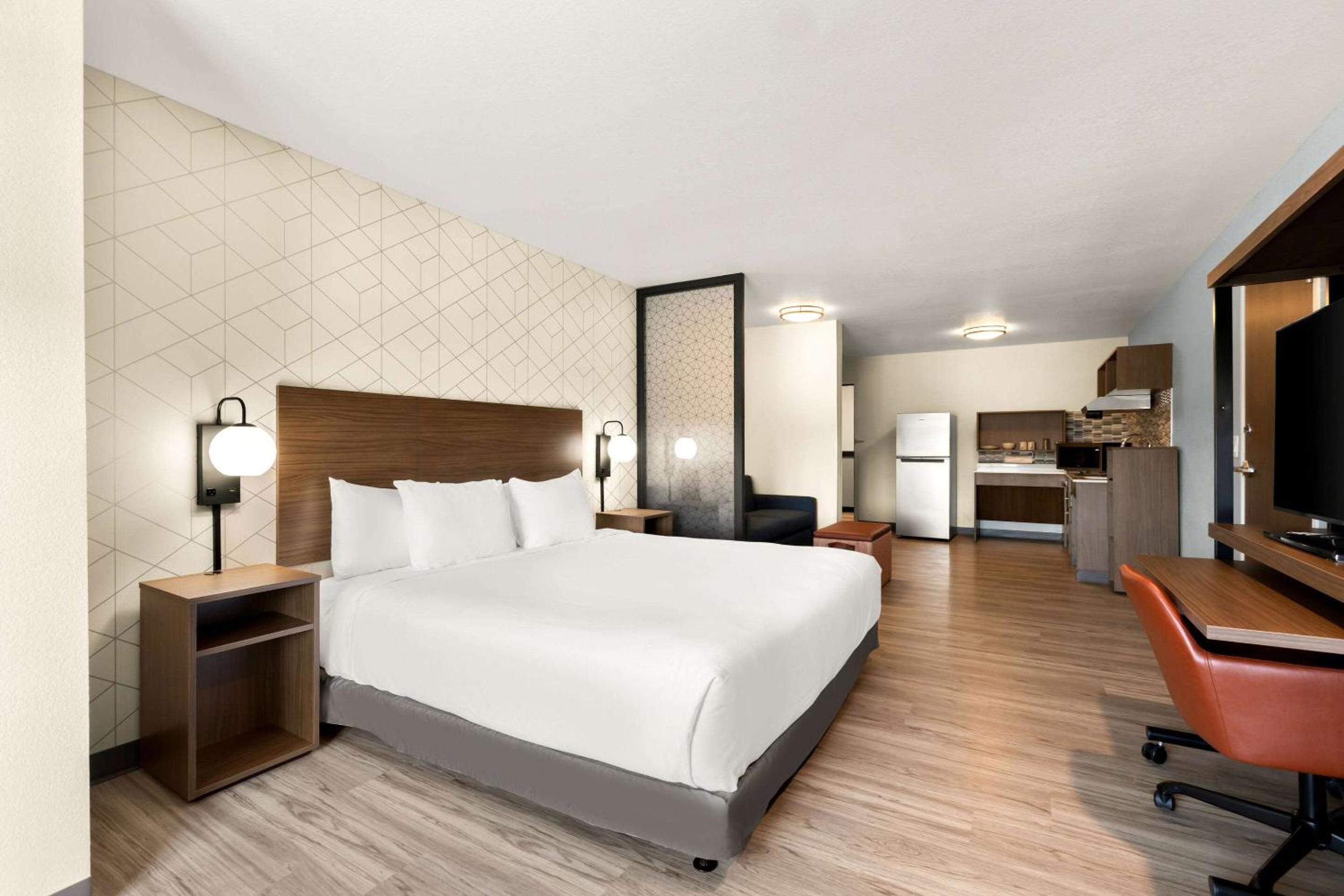 King Suite with Sofa - Disability Access/Non Smoking photo 2