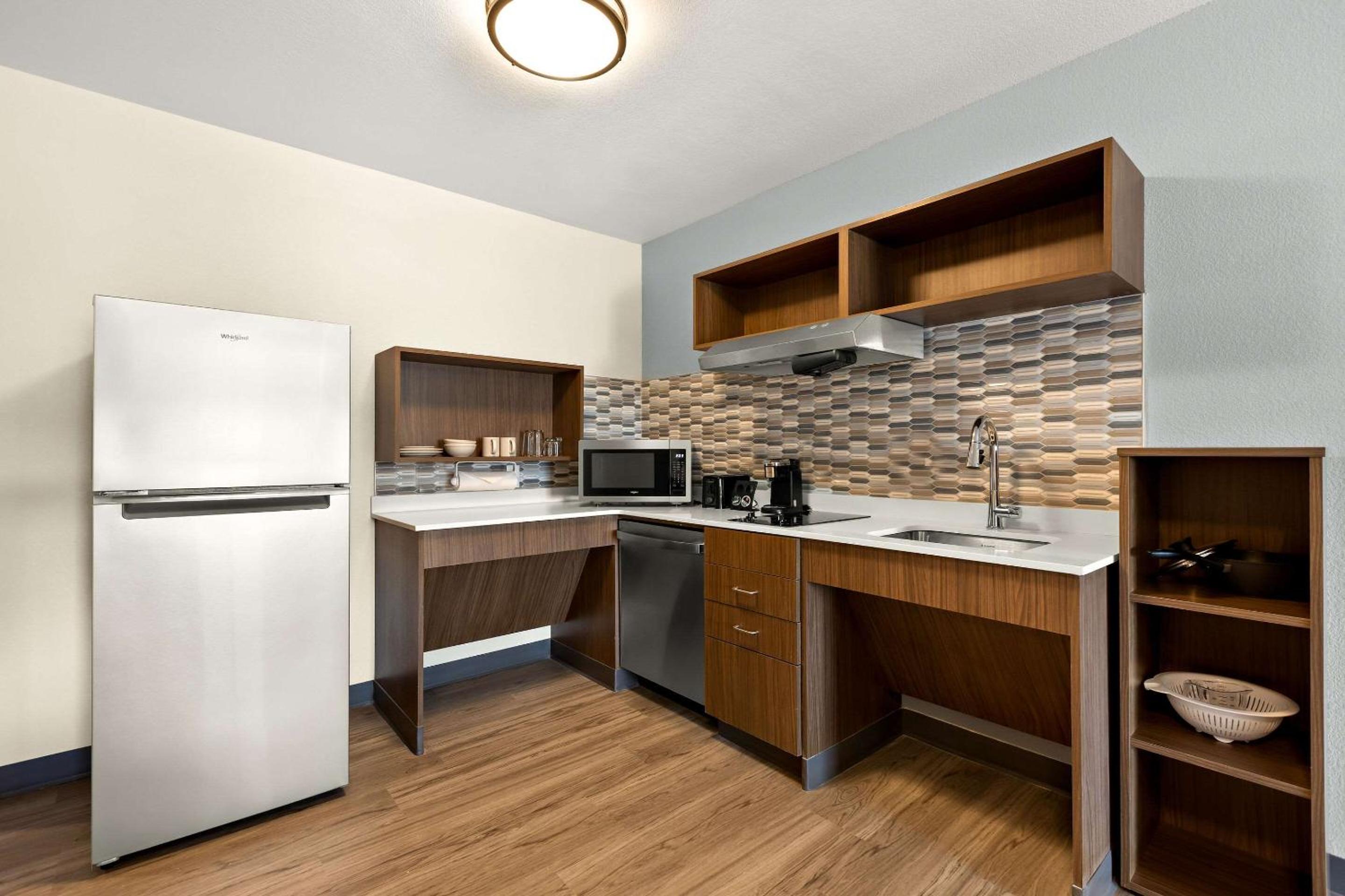 Queen Suite with Two Queen Beds and Roll-In Shower - Disability Access/Non Smoking photo 2