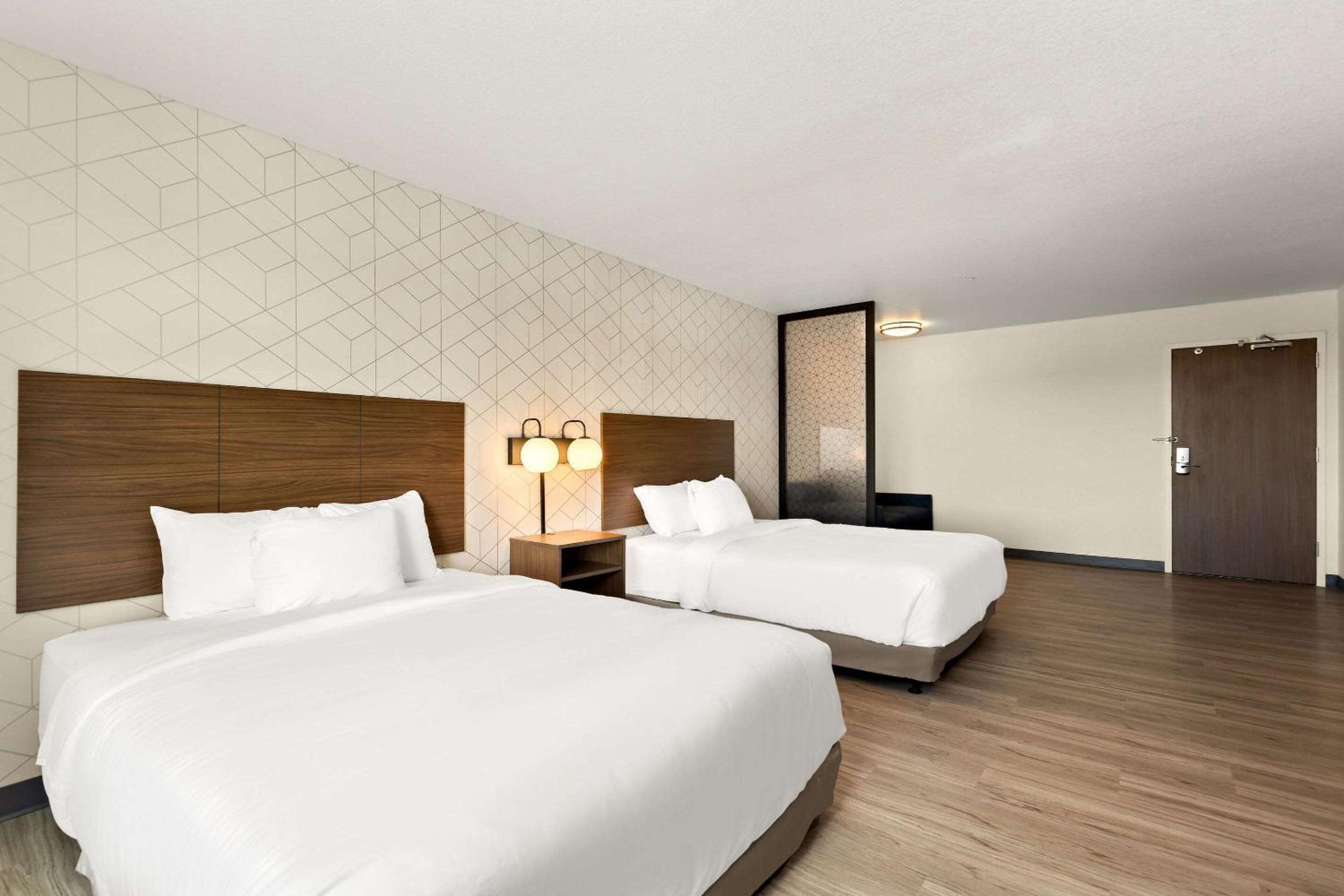 Queen Suite with Two Queen Beds and Roll-In Shower - Disability Access/Non Smoking photo 3