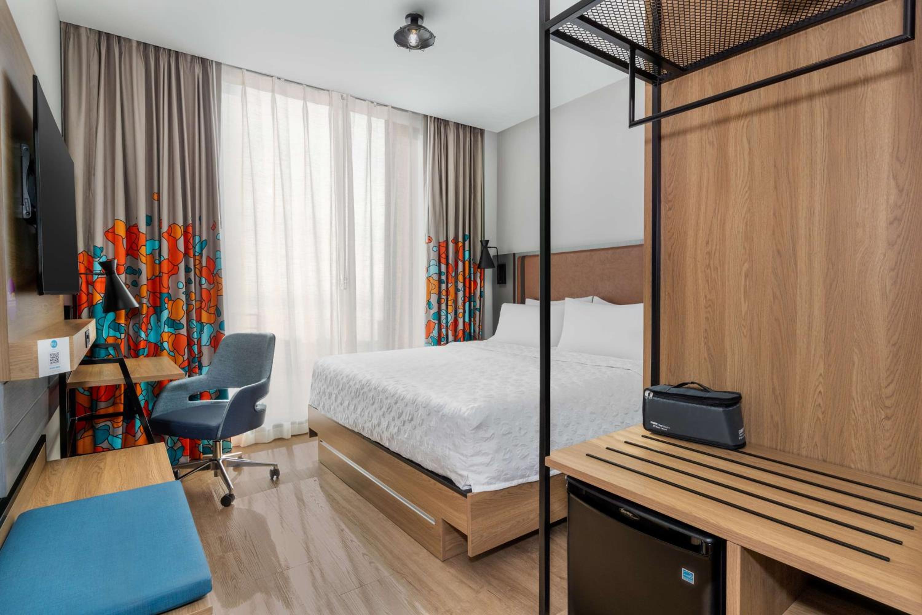 King Room with Roll-In Shower - Mobility and Hearing Access - Photo 3