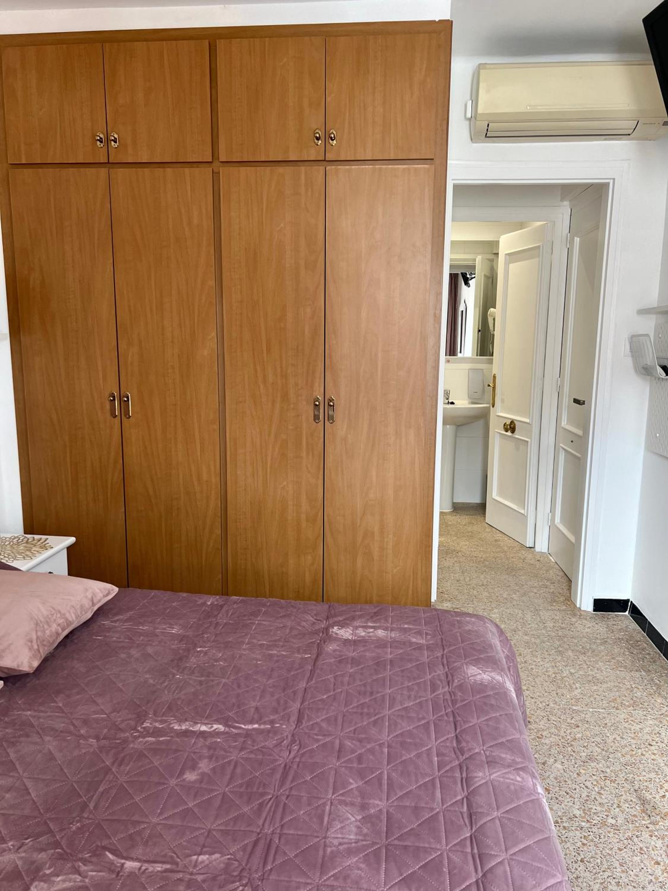 Queen Room photo 2