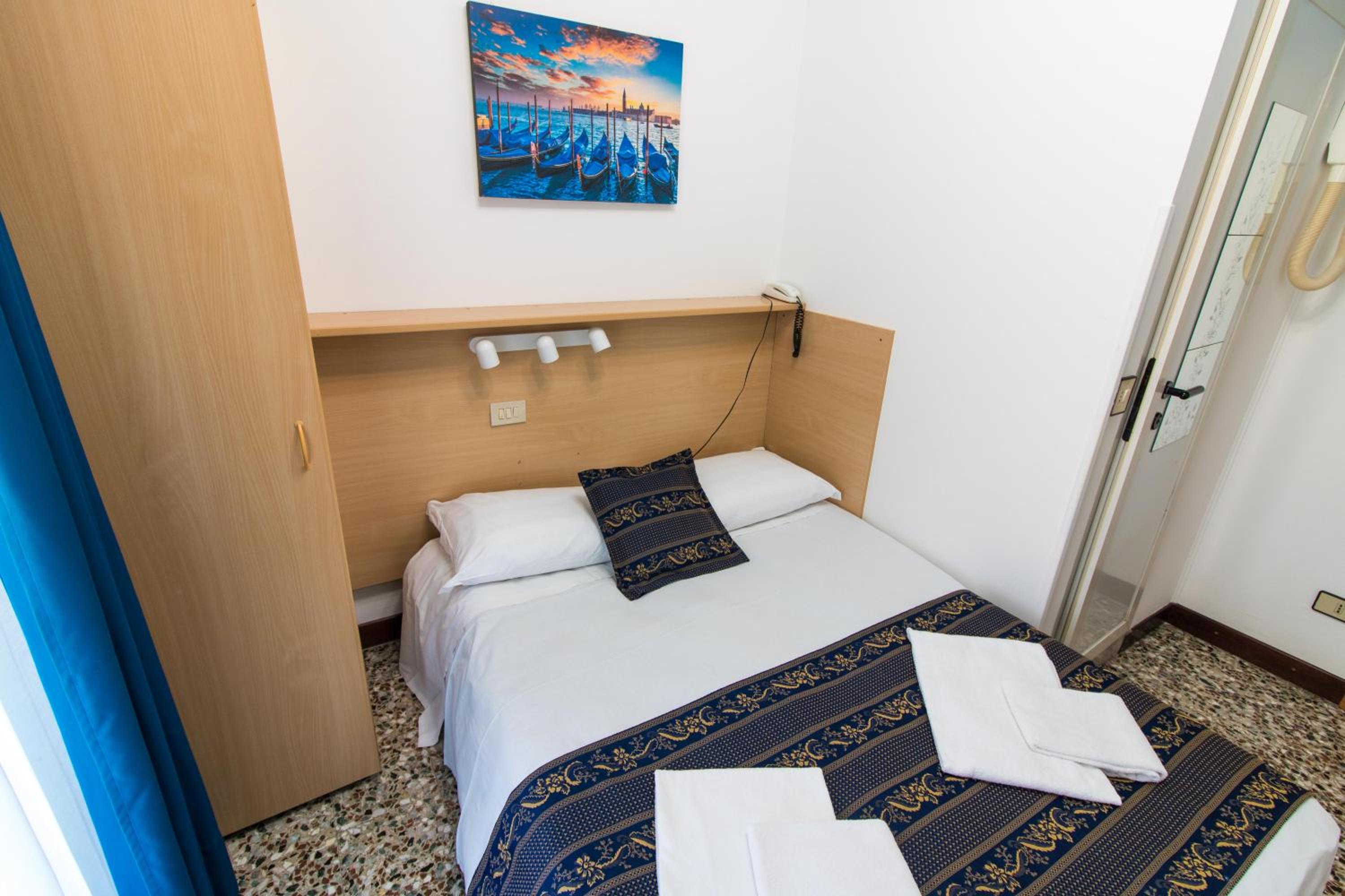 Economy Double Room photo 3