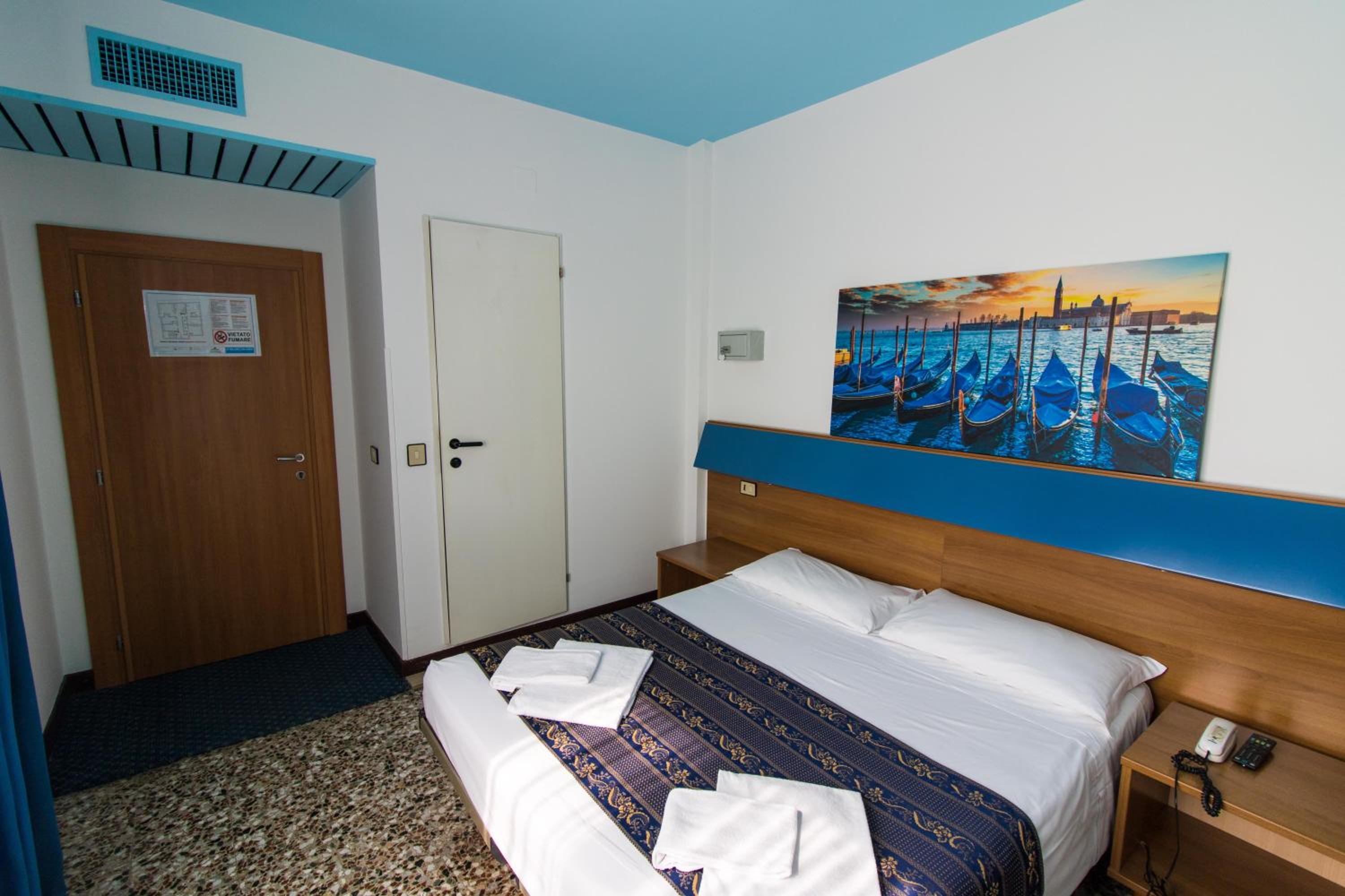 Triple Room with Private Bathroom photo 3