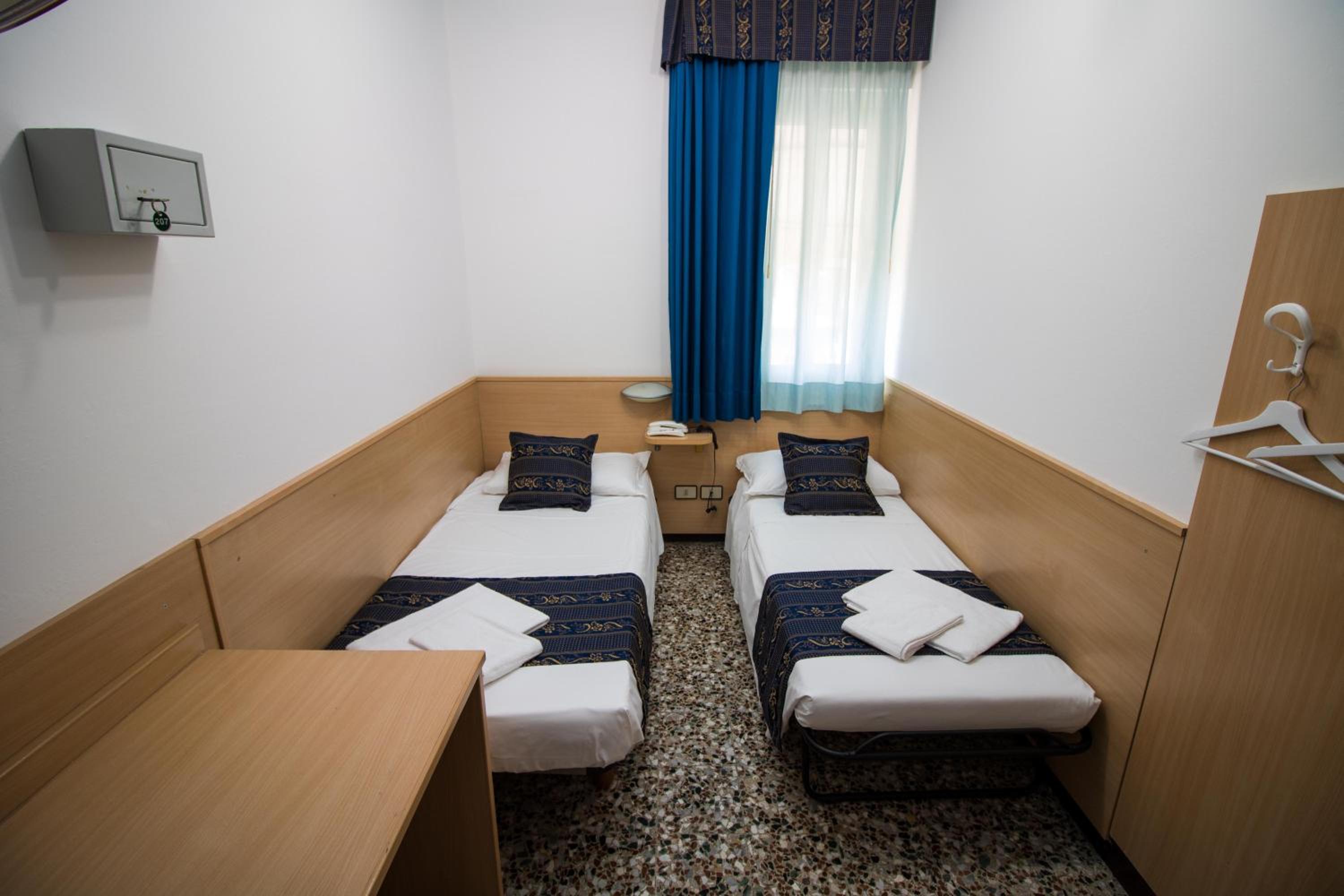 Small Twin Room photo 1