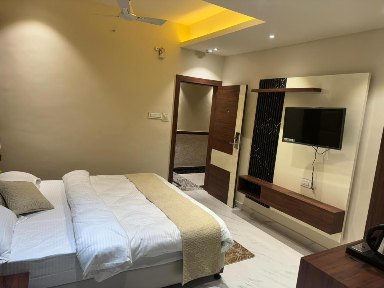 Deluxe Room - Photo 3