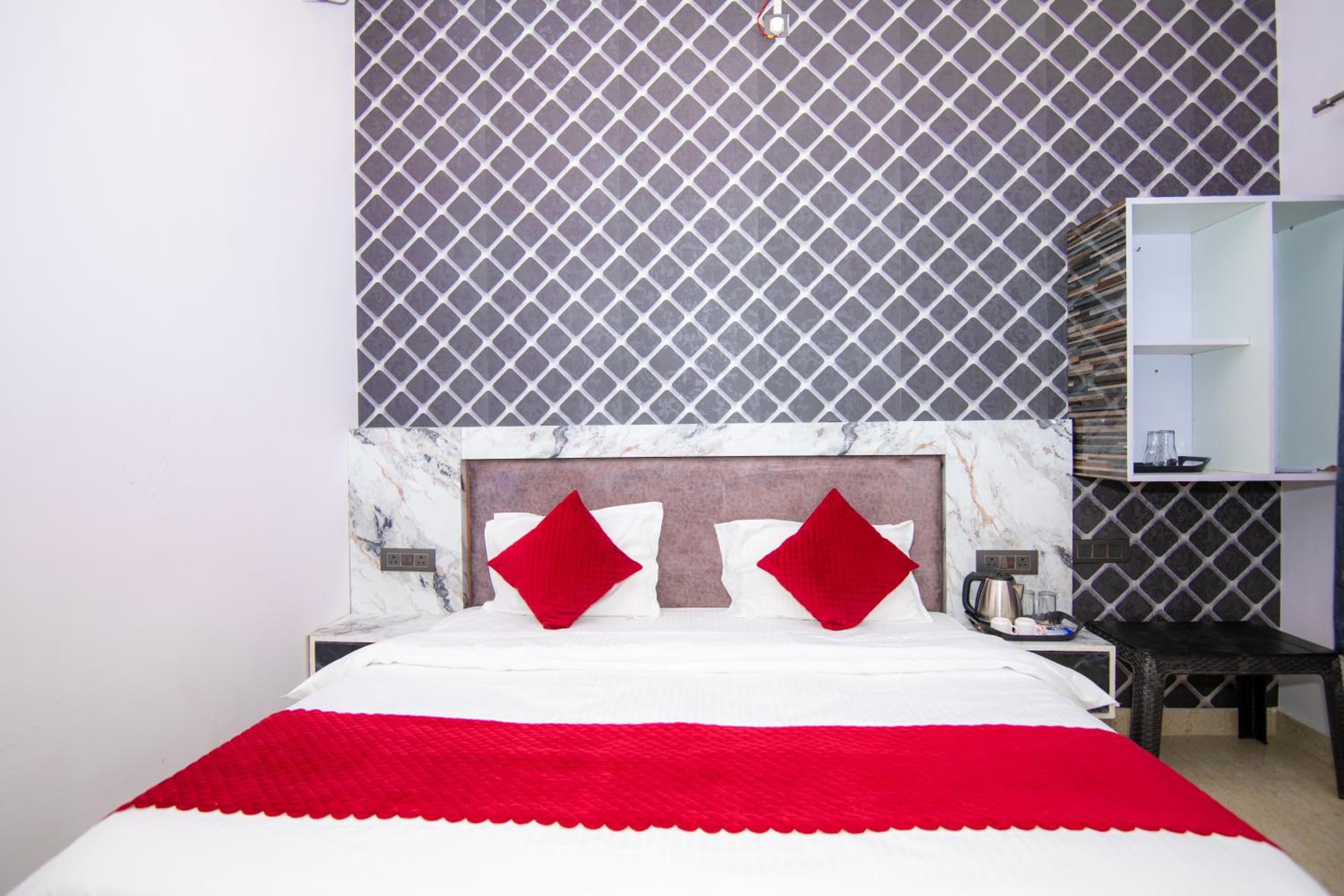 Deluxe Double Room (2 Adults + 1 Child) photo 2