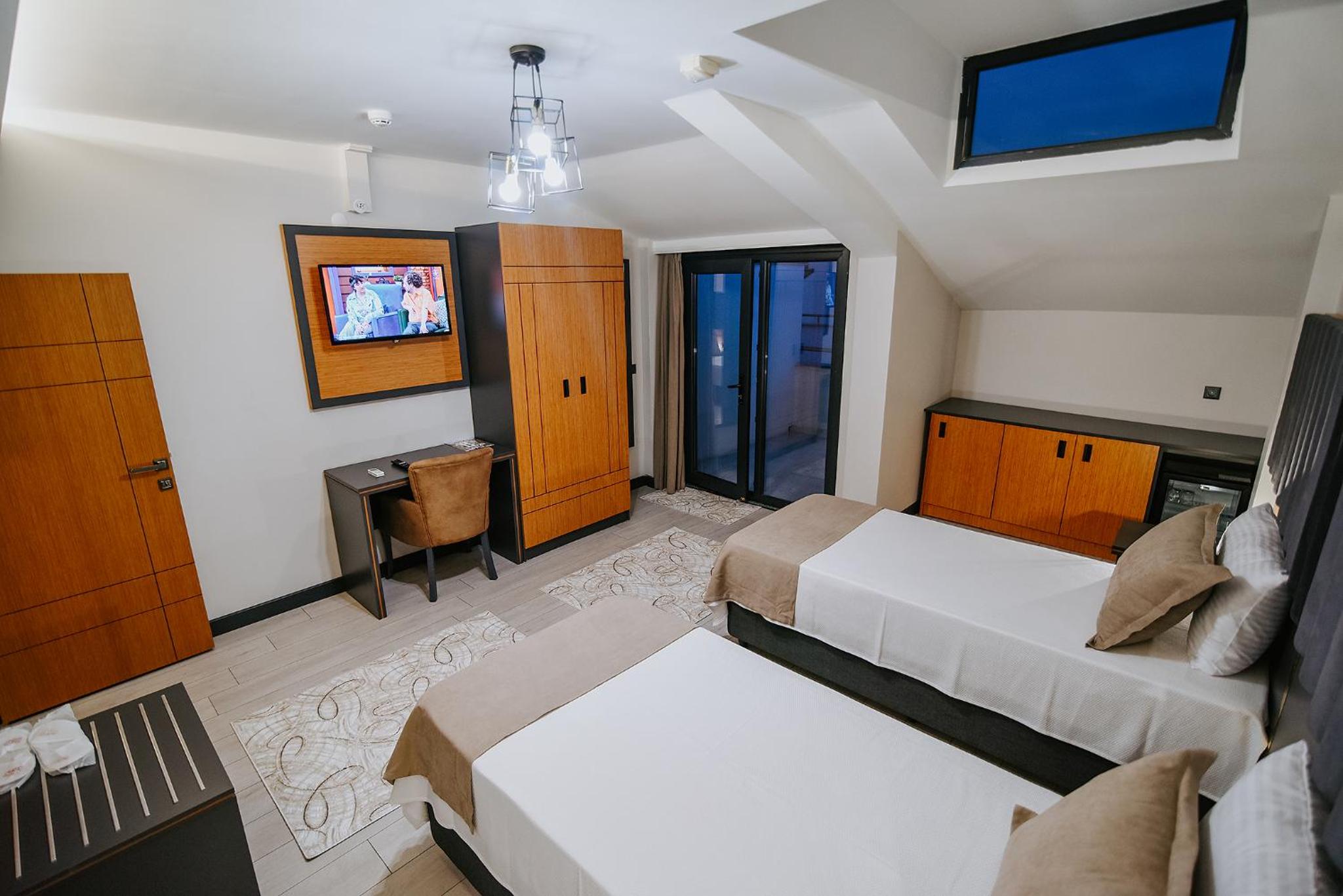 Quadruple Room with Balcony photo 2
