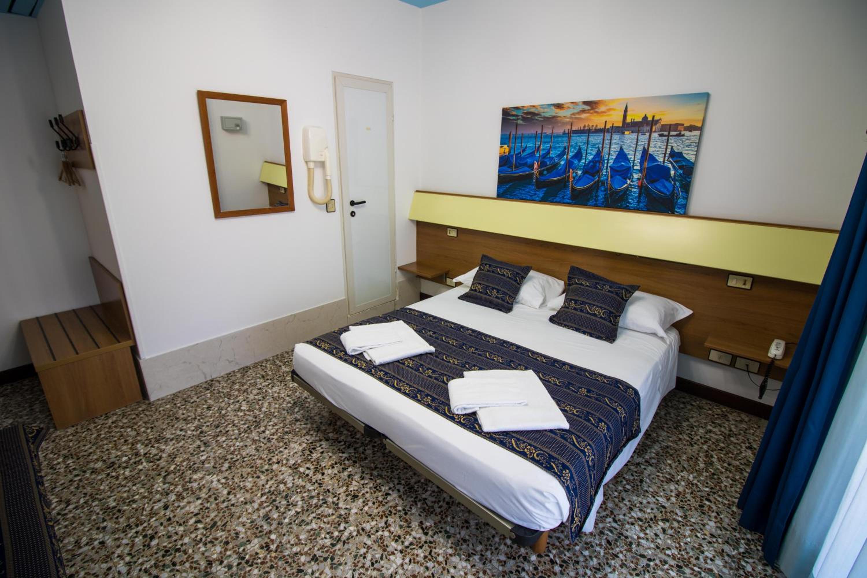 Double or Twin Room with Private Bathroom photo 1