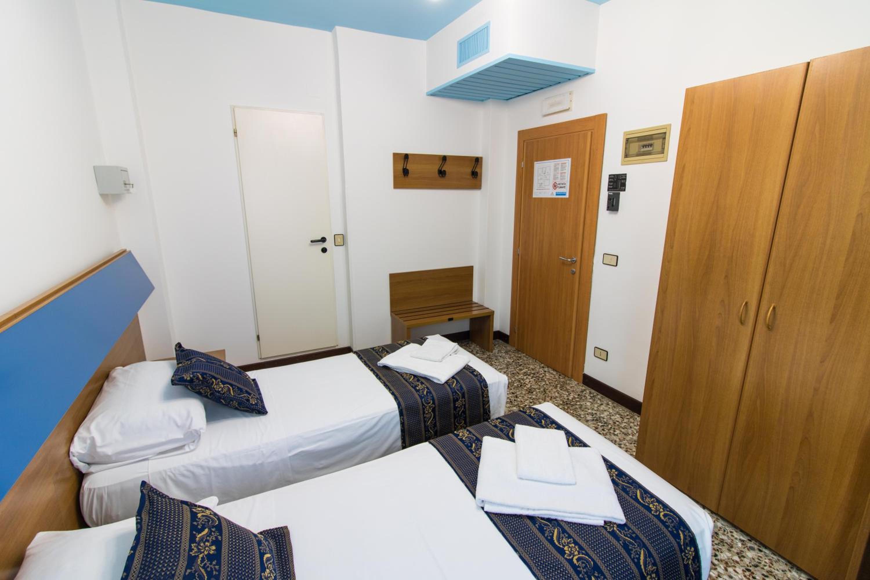 Double or Twin Room with Private Bathroom photo 2