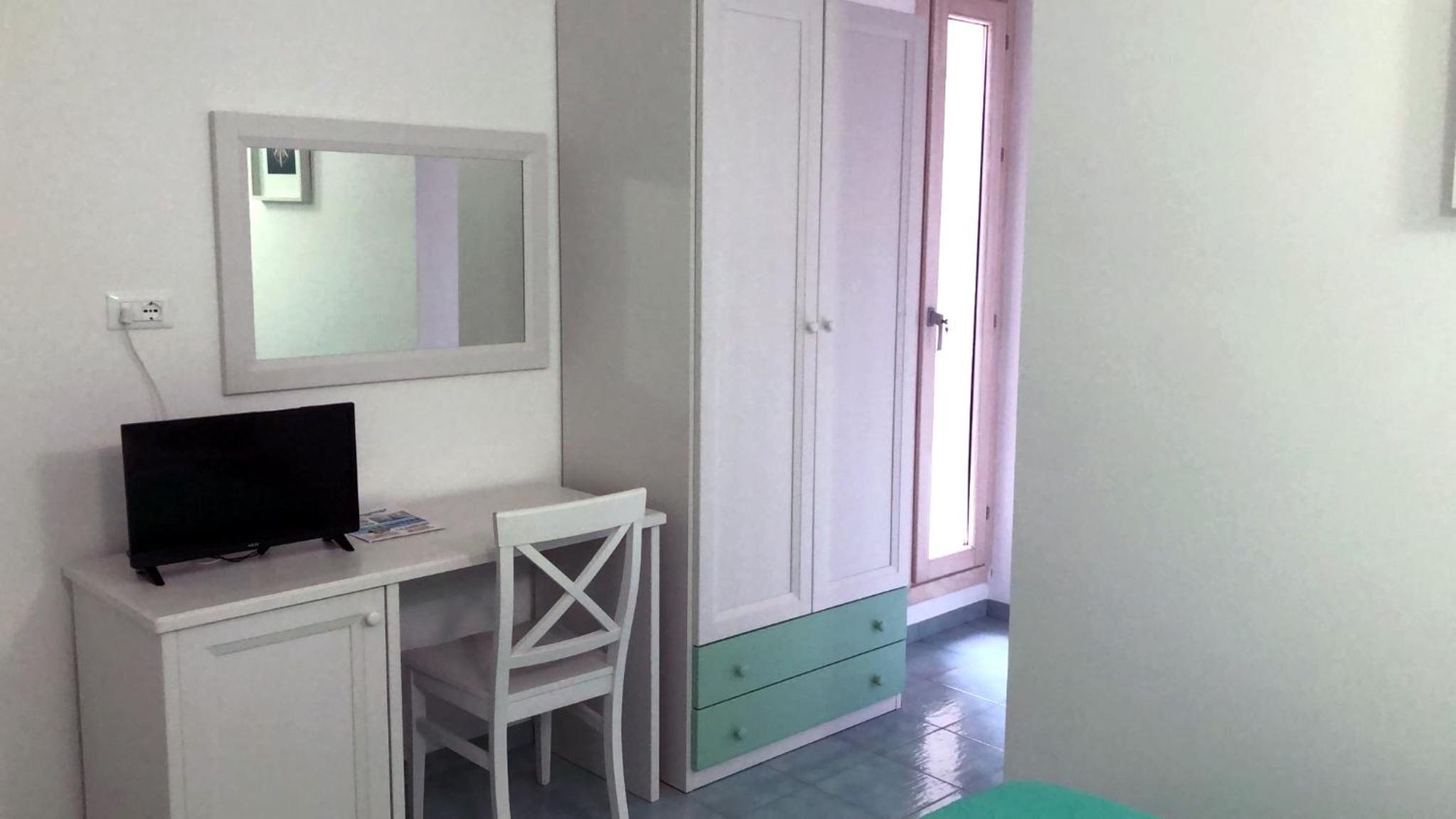 Economy Double Room - Photo 8