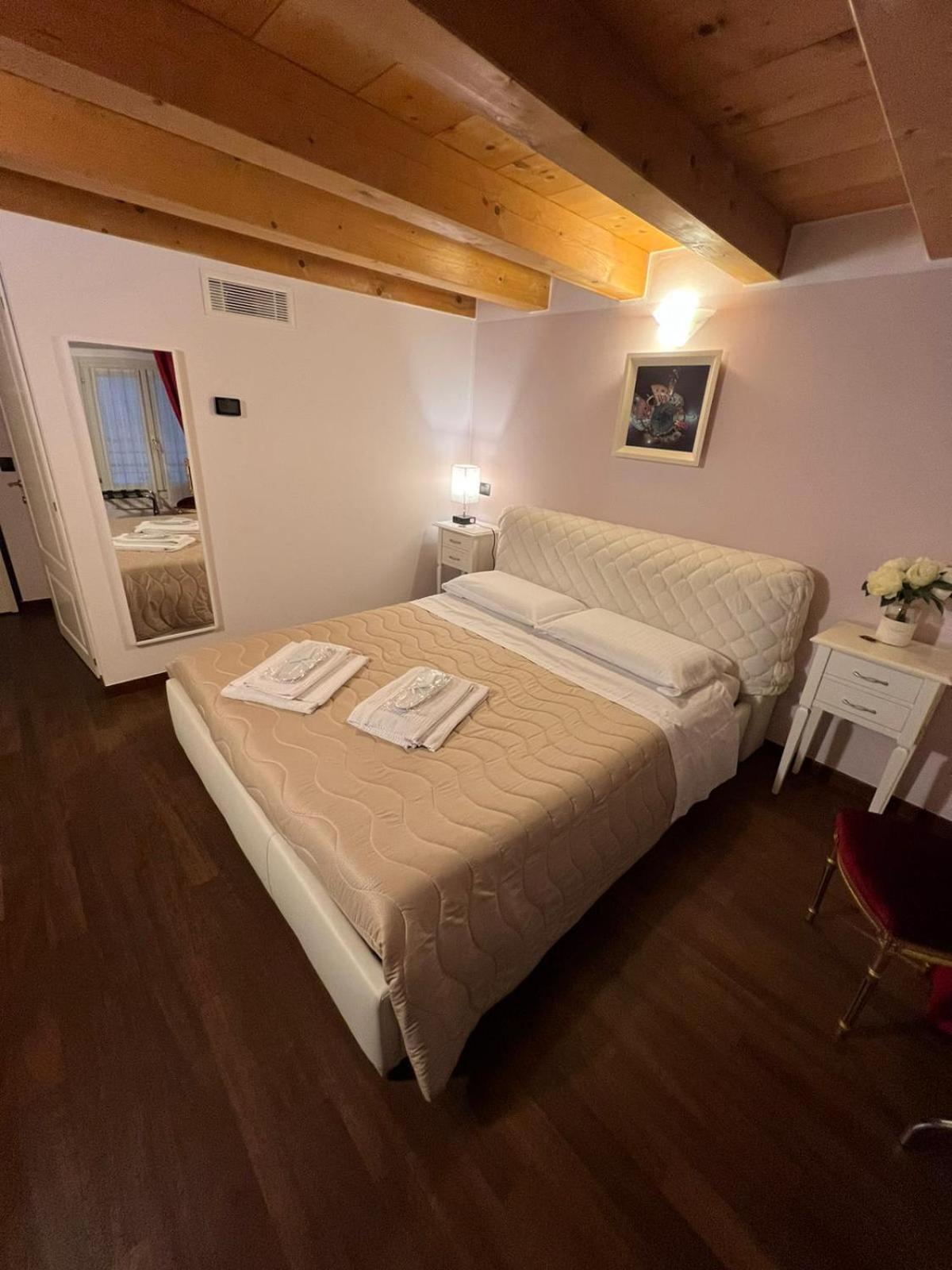 Double Room - Photo 6