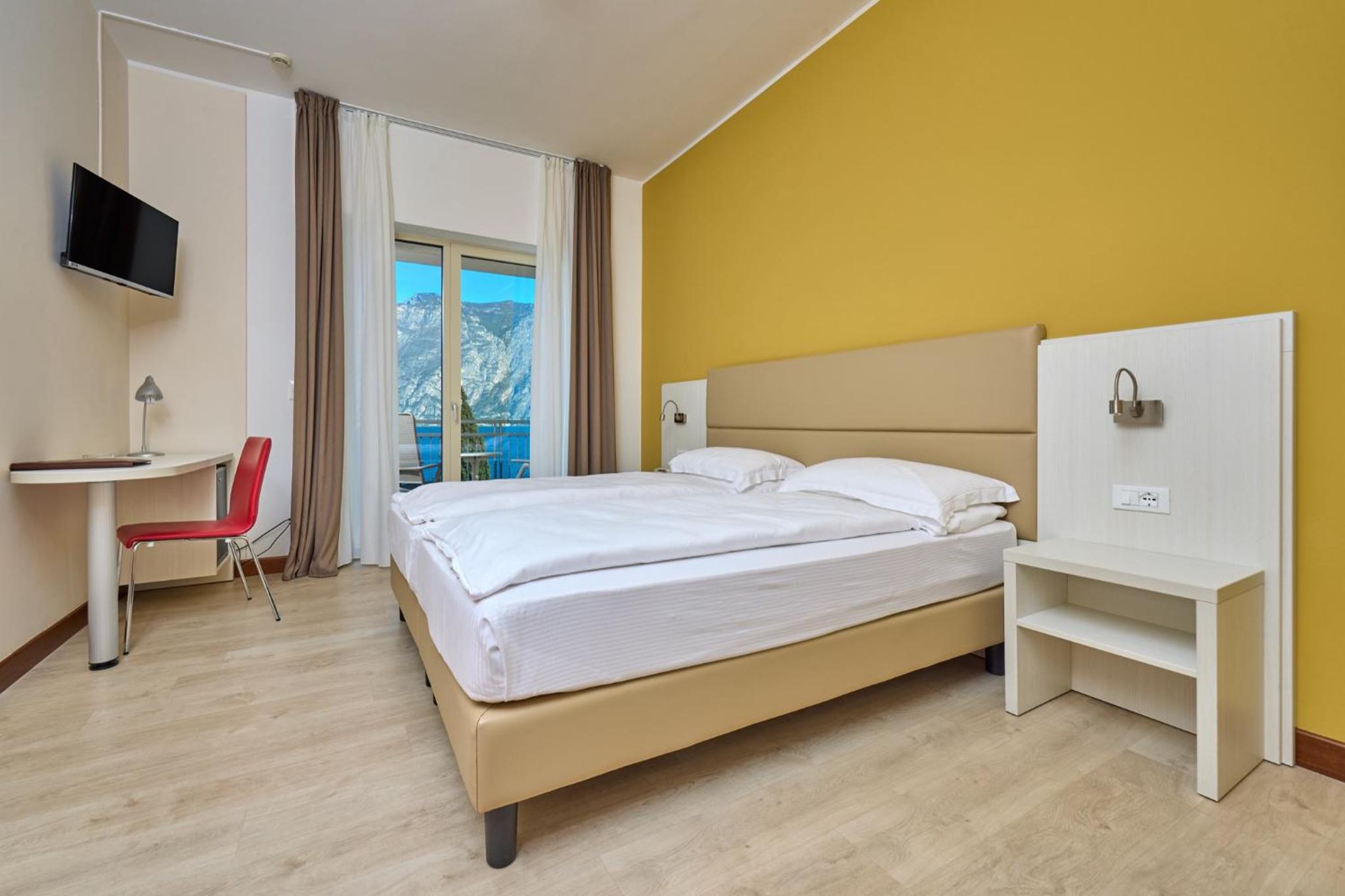 Double or Twin Room with Lake View