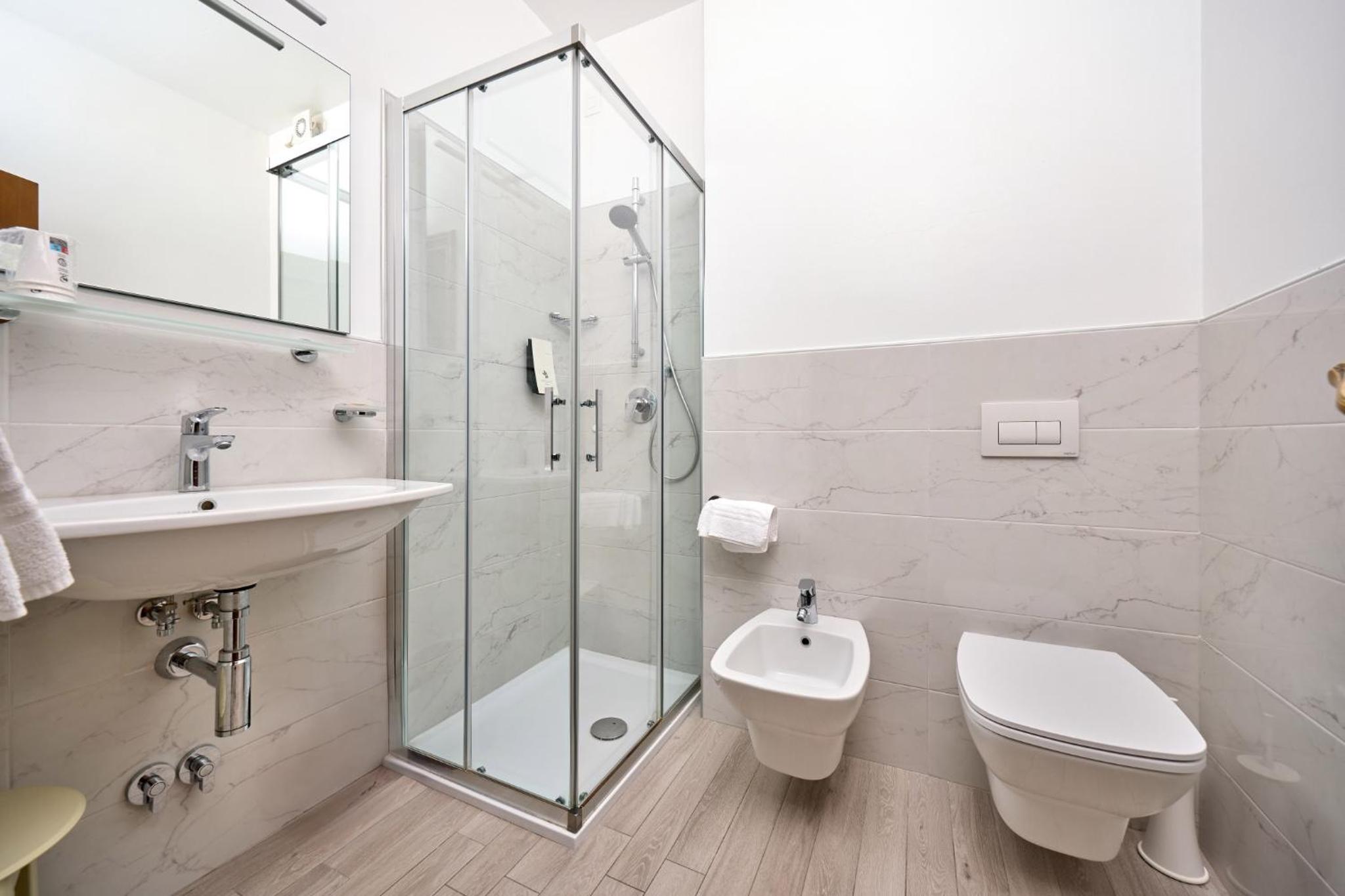 Double or Twin Room with Lake View photo 3
