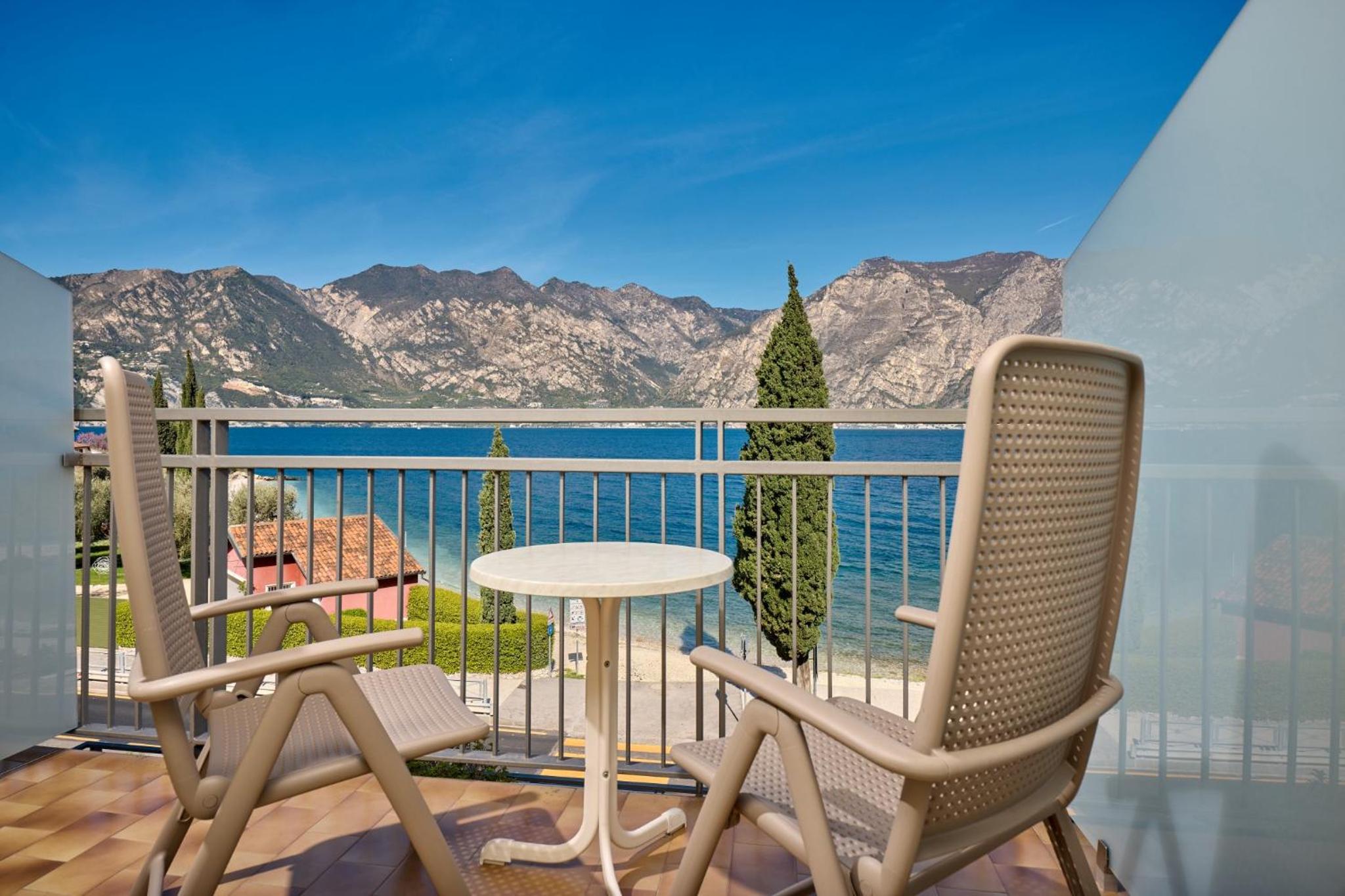 Double or Twin Room with Lake View photo 3