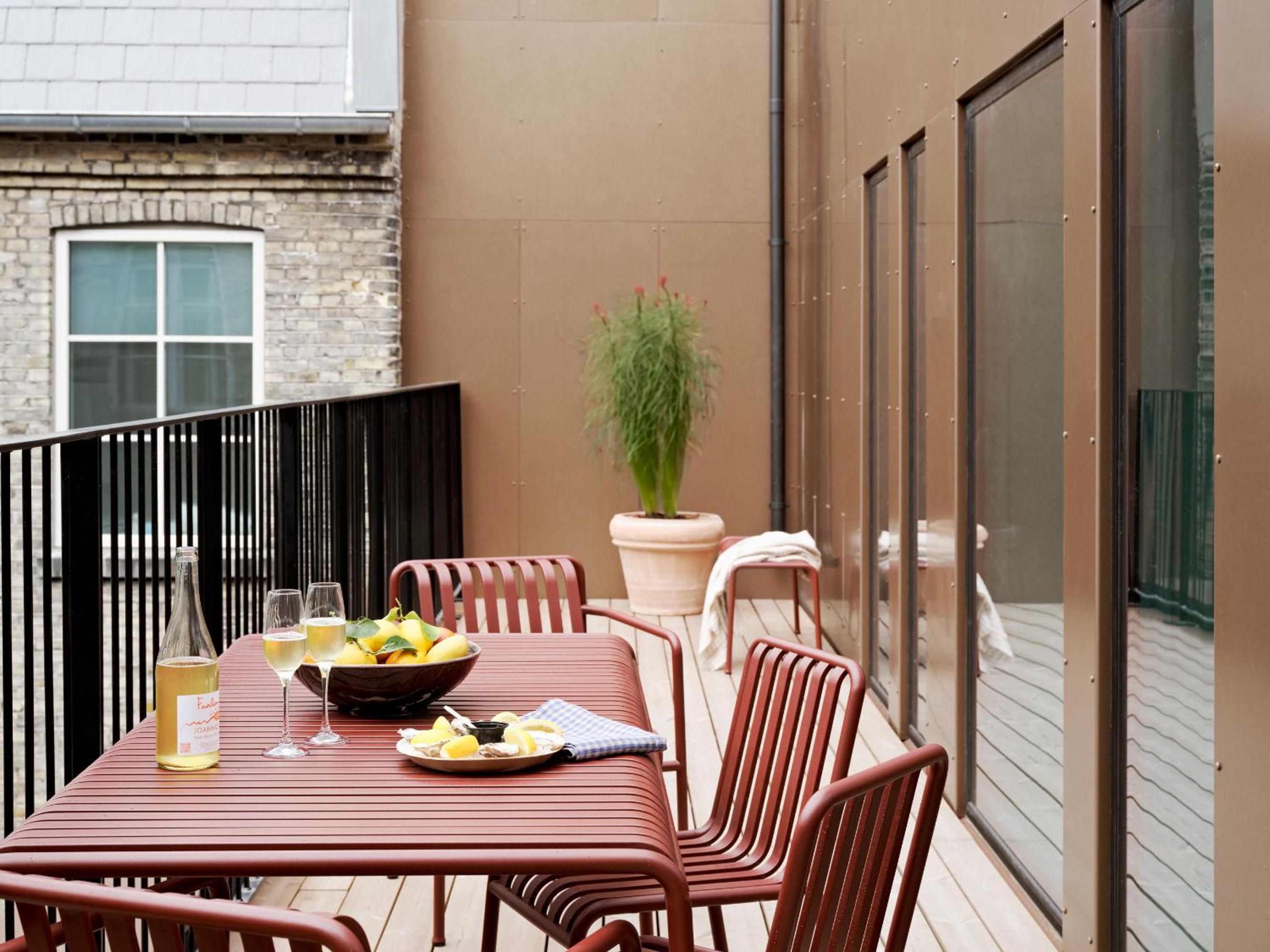 Apartment with Balcony thumbnail 6