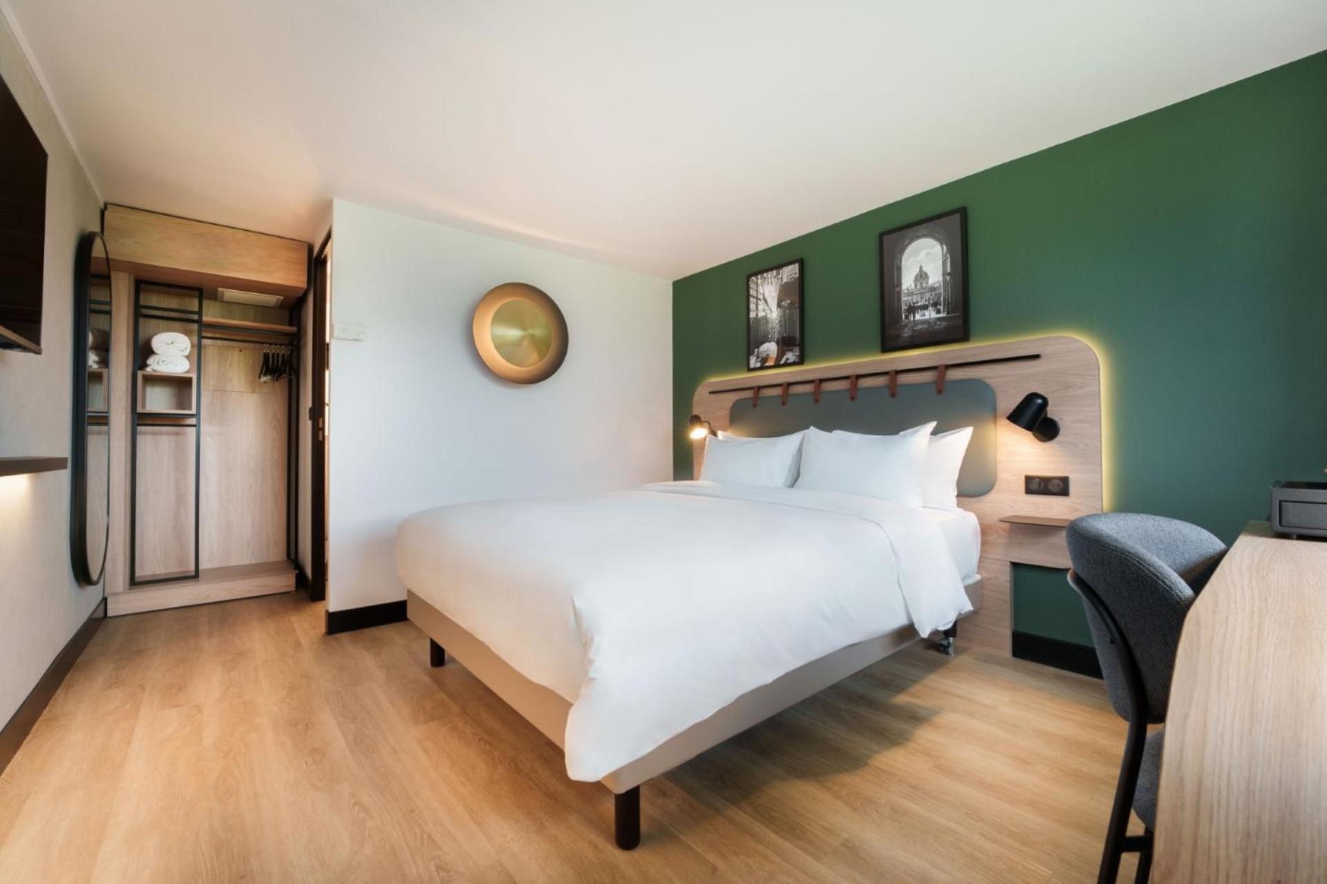 Superior Room - 1 King Bed - Photo 16