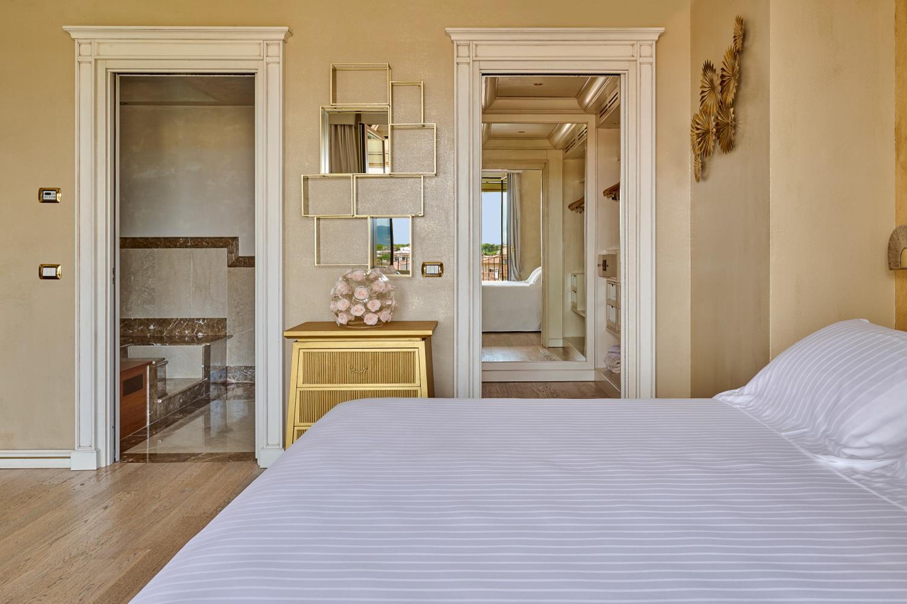 Royal Suite - Photo 2