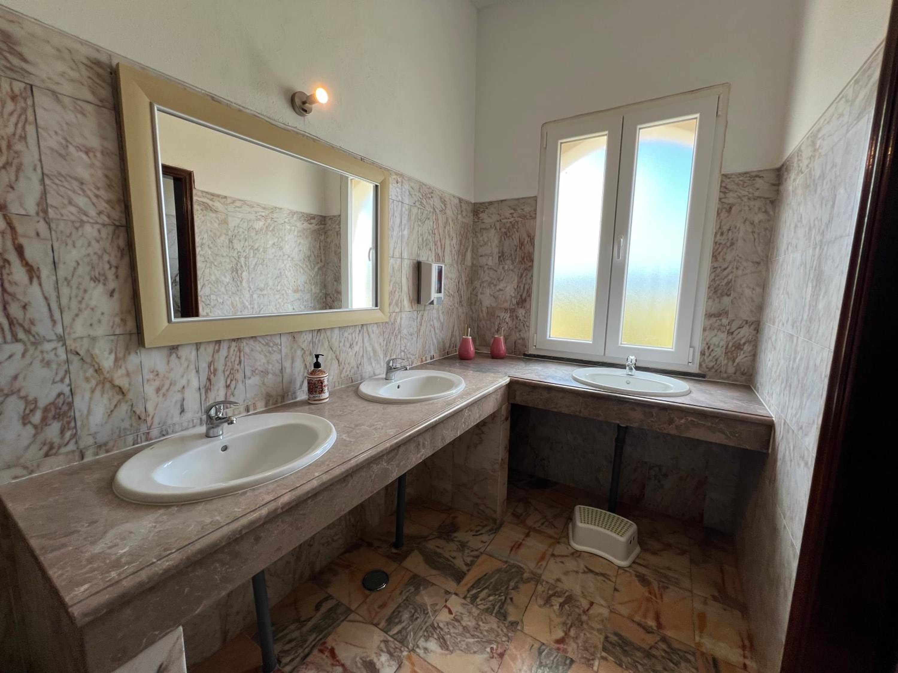 Family Room With Shared Bathroom photo 2
