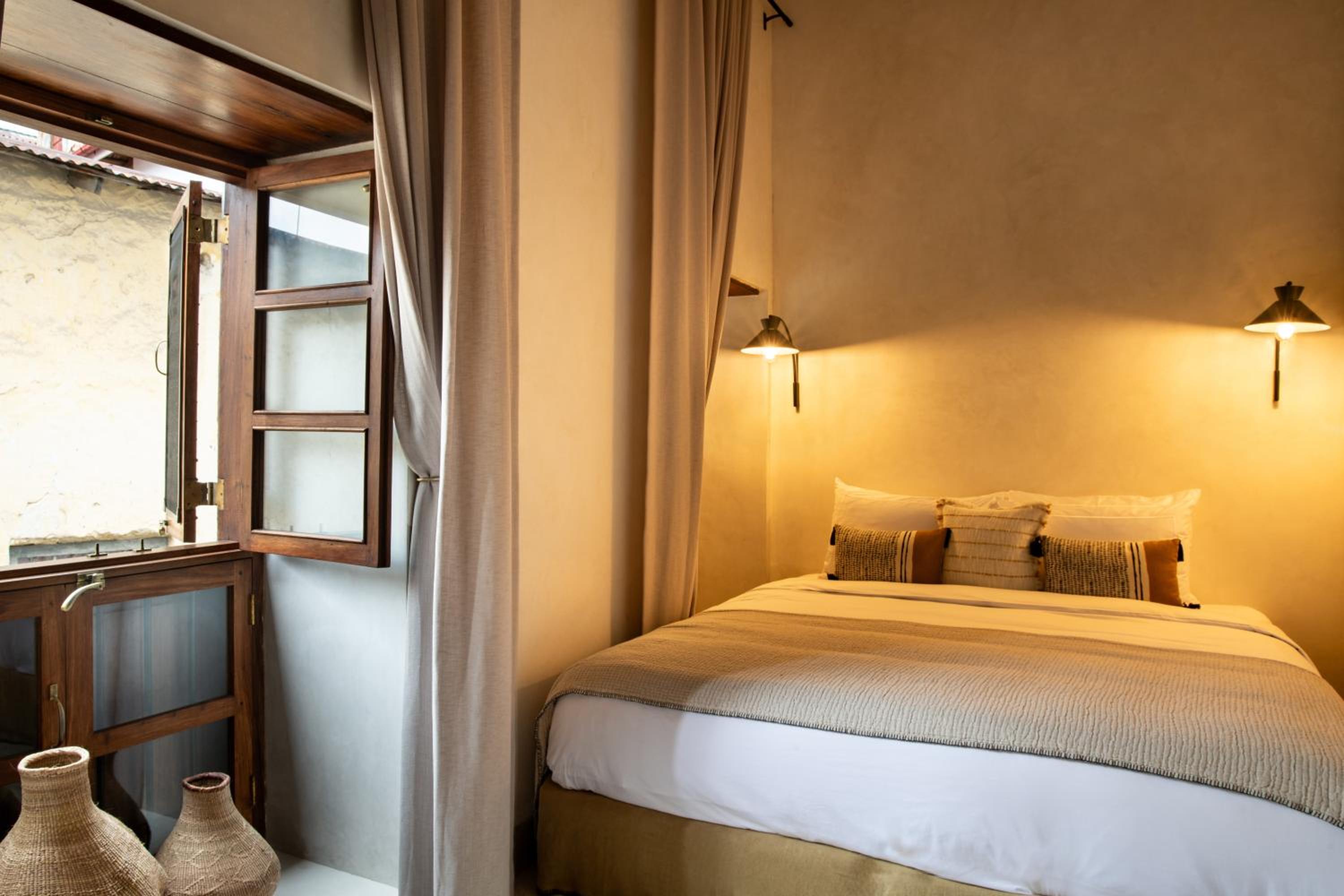 Deluxe Queen Room - Photo 1