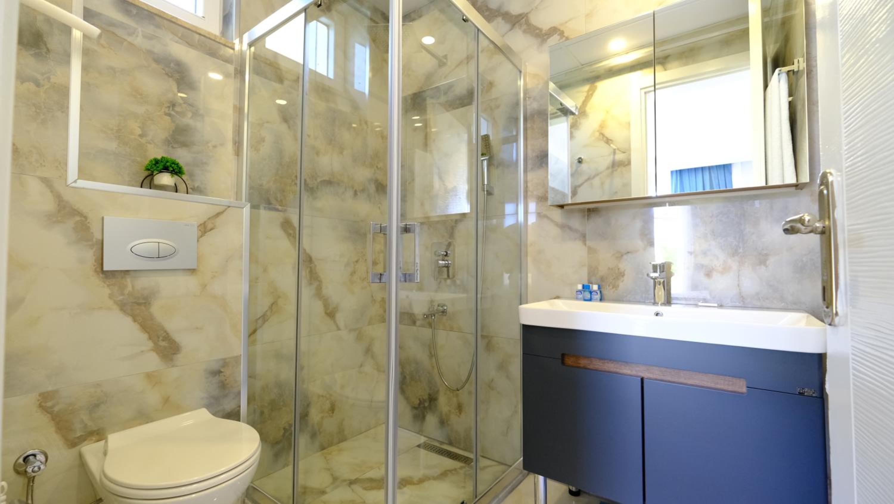 Deluxe Triple Room - Photo 12