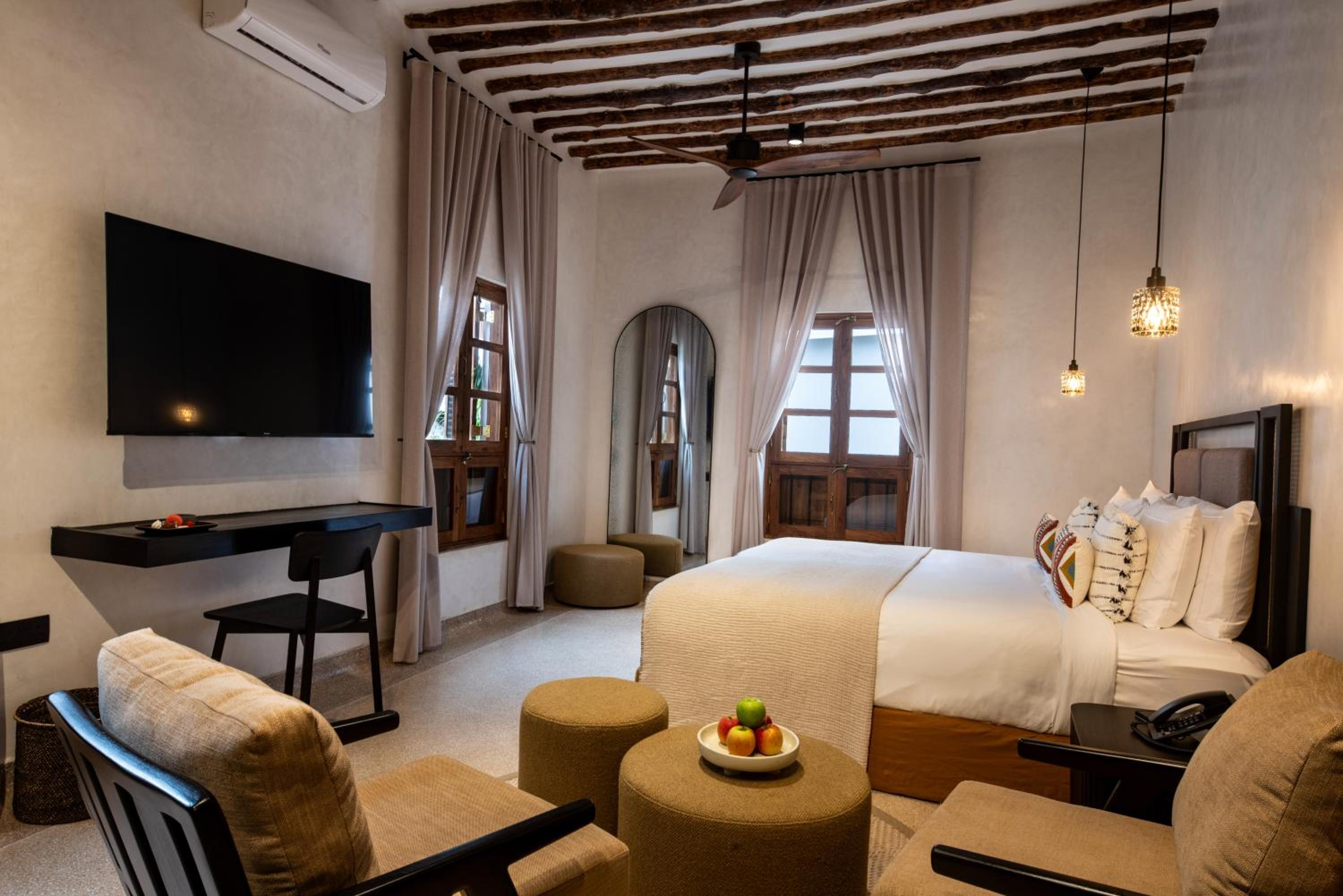 Deluxe King Room - Photo 4