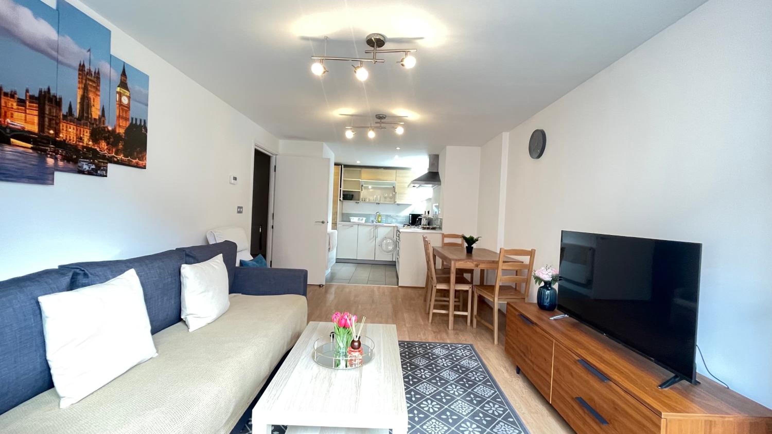 One-Bedroom Apartment photo 1