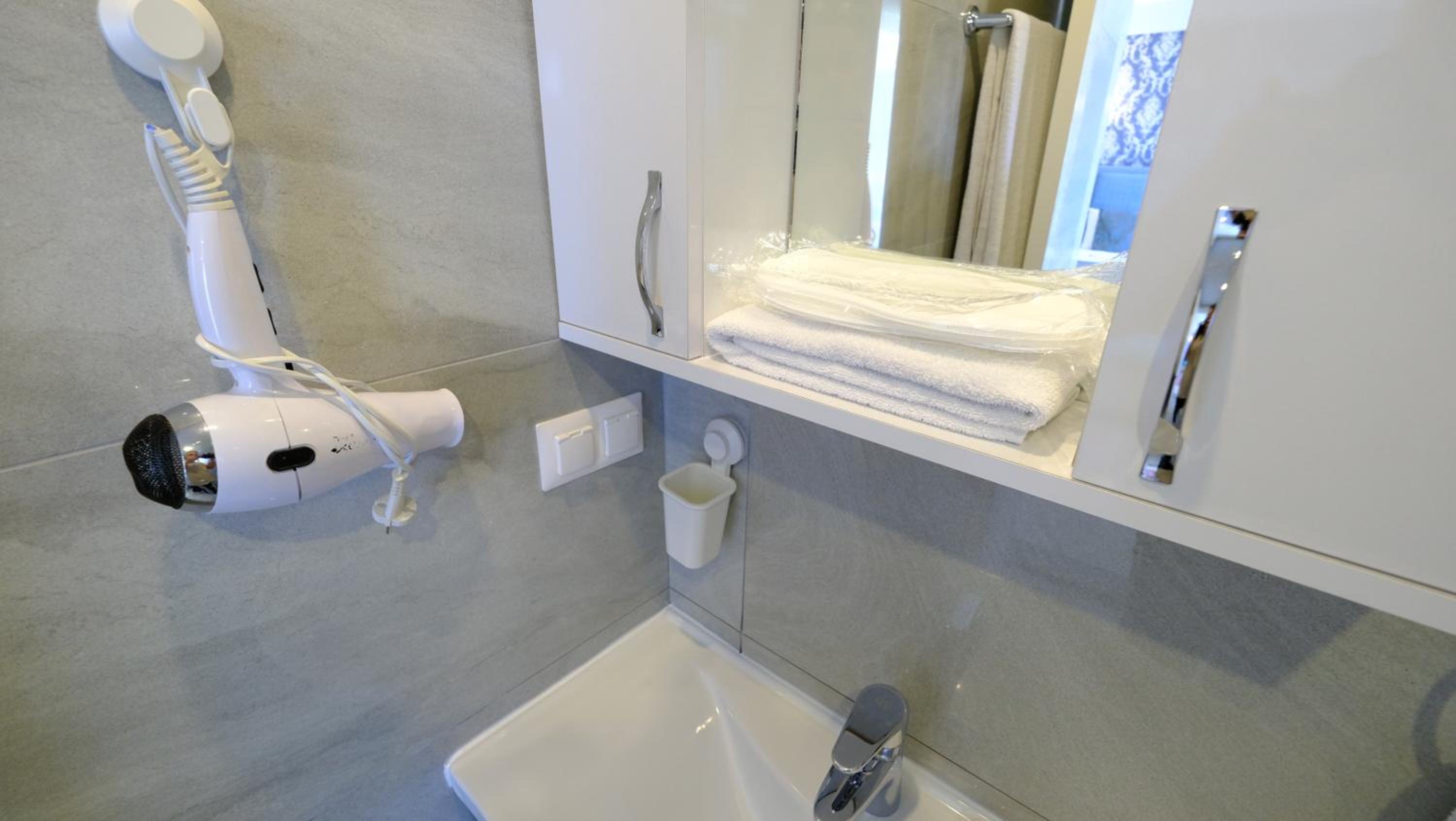 Deluxe Queen Room with Two Queen Beds - Photo 15