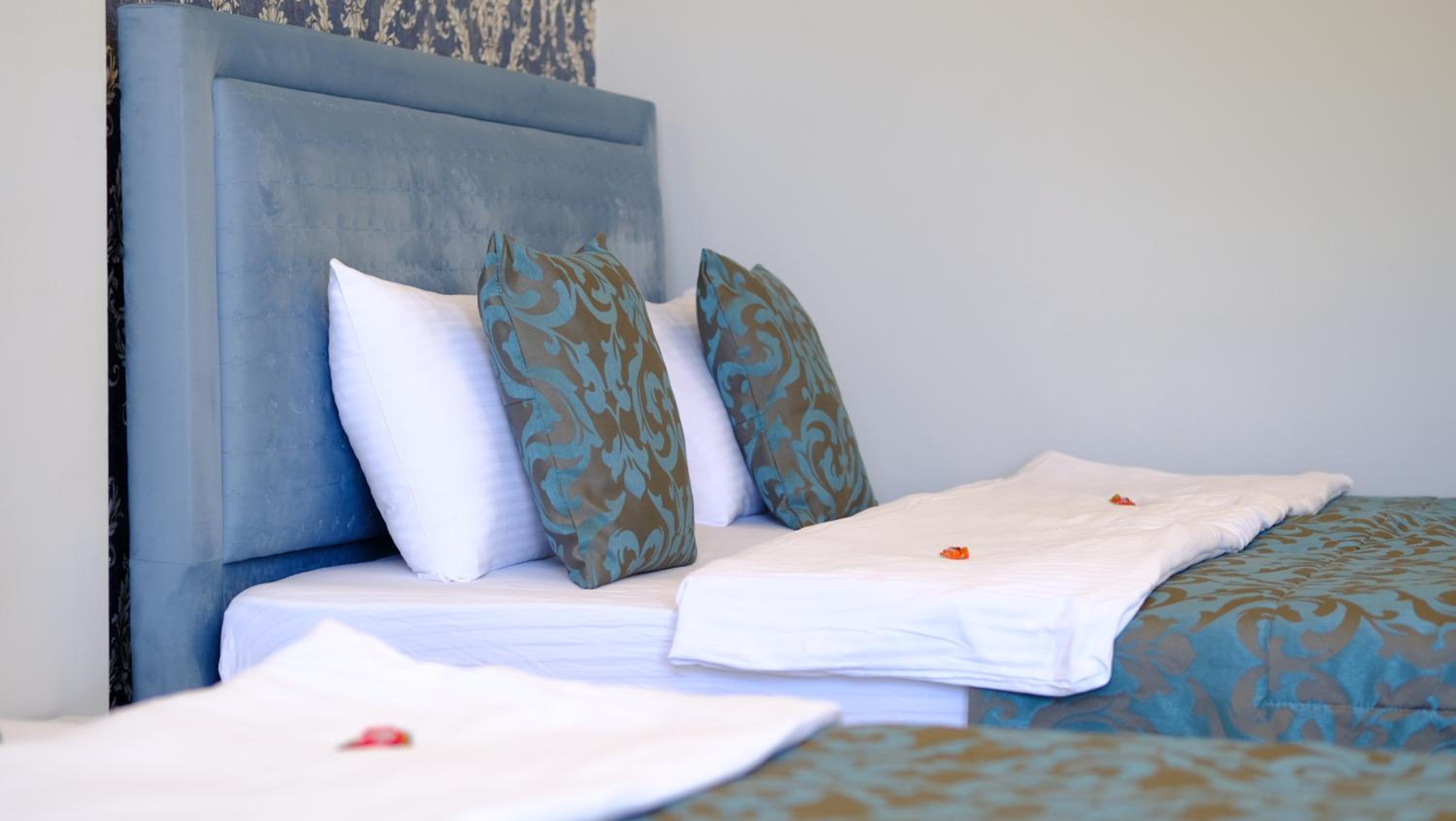 Deluxe Queen Room with Two Queen Beds - Photo 7