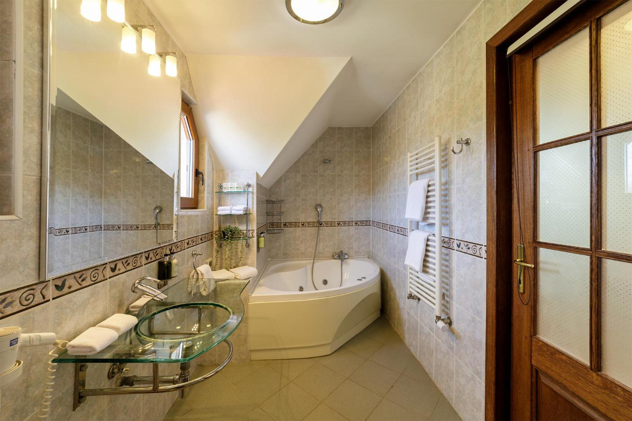 Family Suite with Balcony - Photo 7
