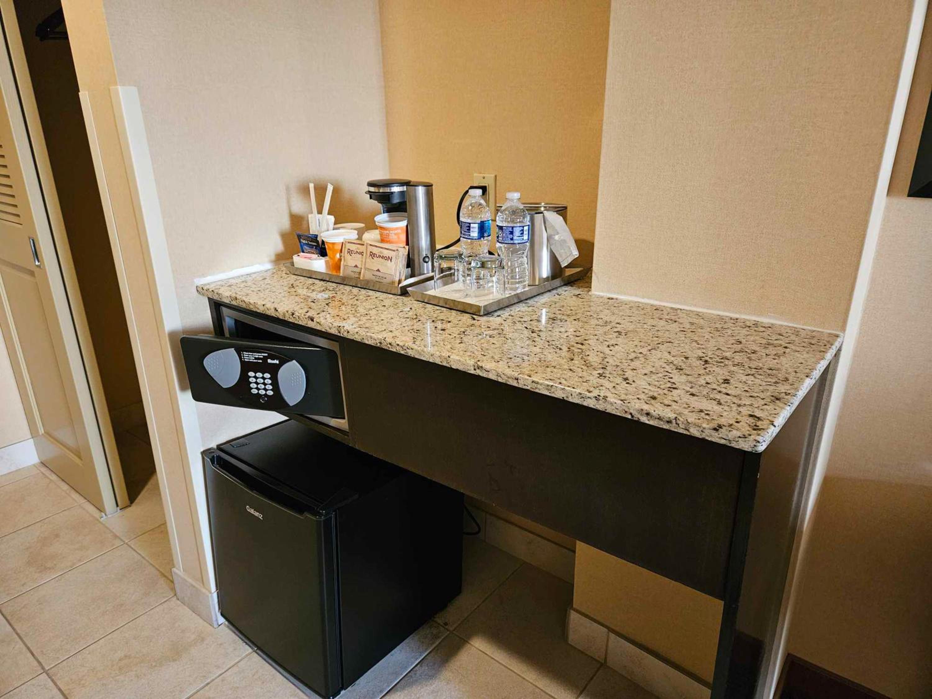 King Guest Room with Fridge - Non-Smoking - Photo 2