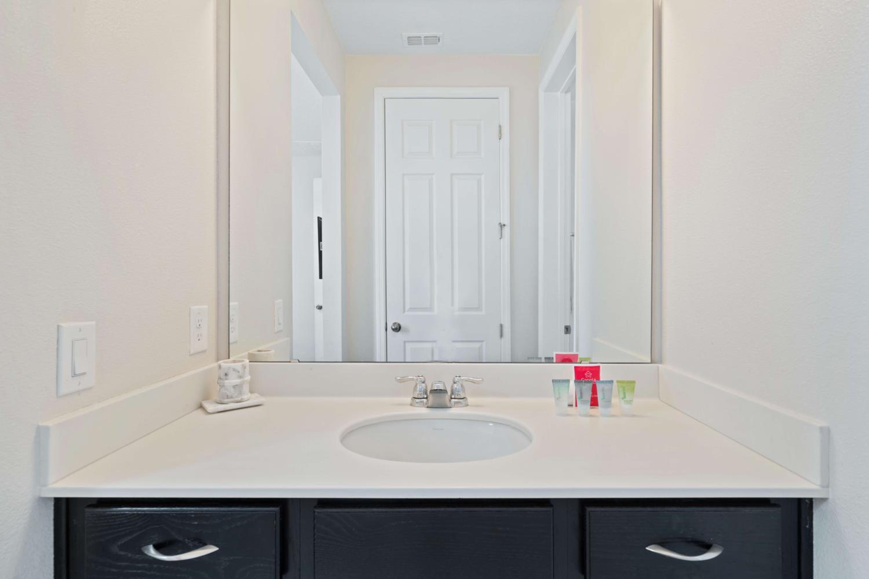 Four-Bedroom House - Photo 22