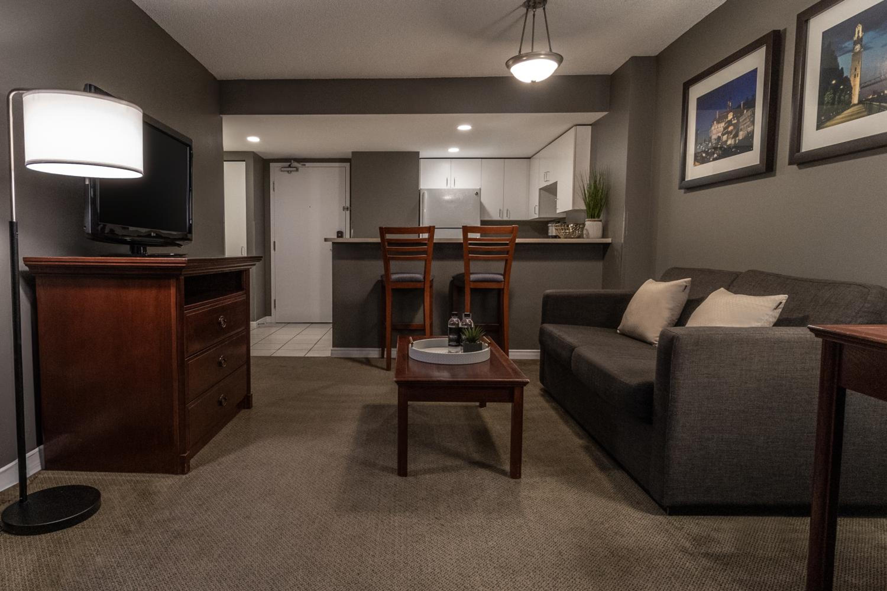 Queen Suite with Balcony - Photo 6