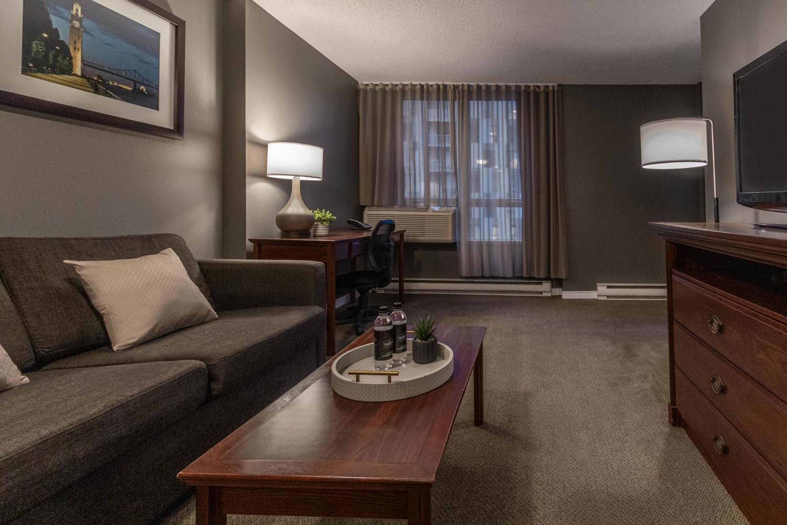 Queen Suite with Balcony - Photo 7