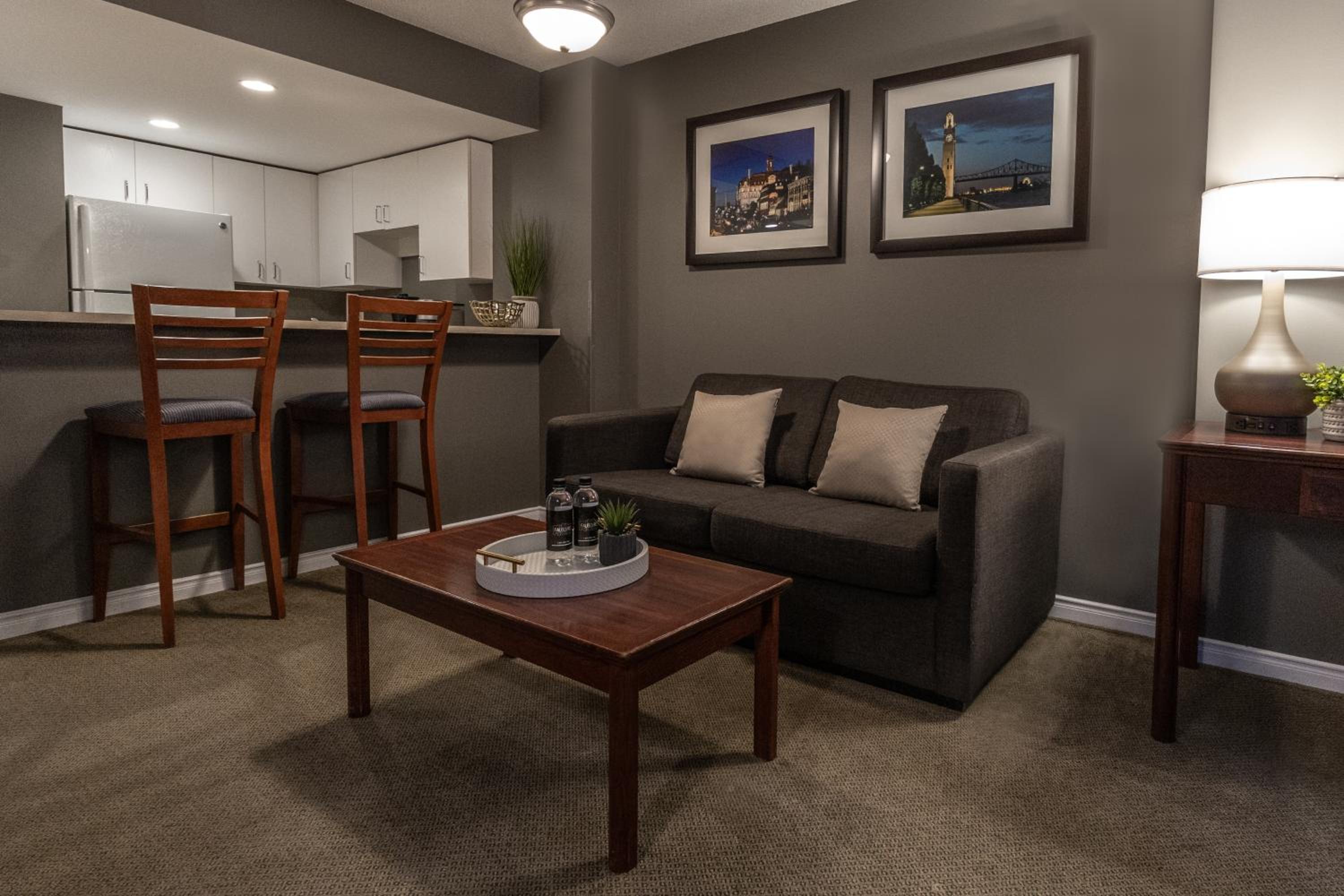 Queen Suite with Balcony - Photo 8