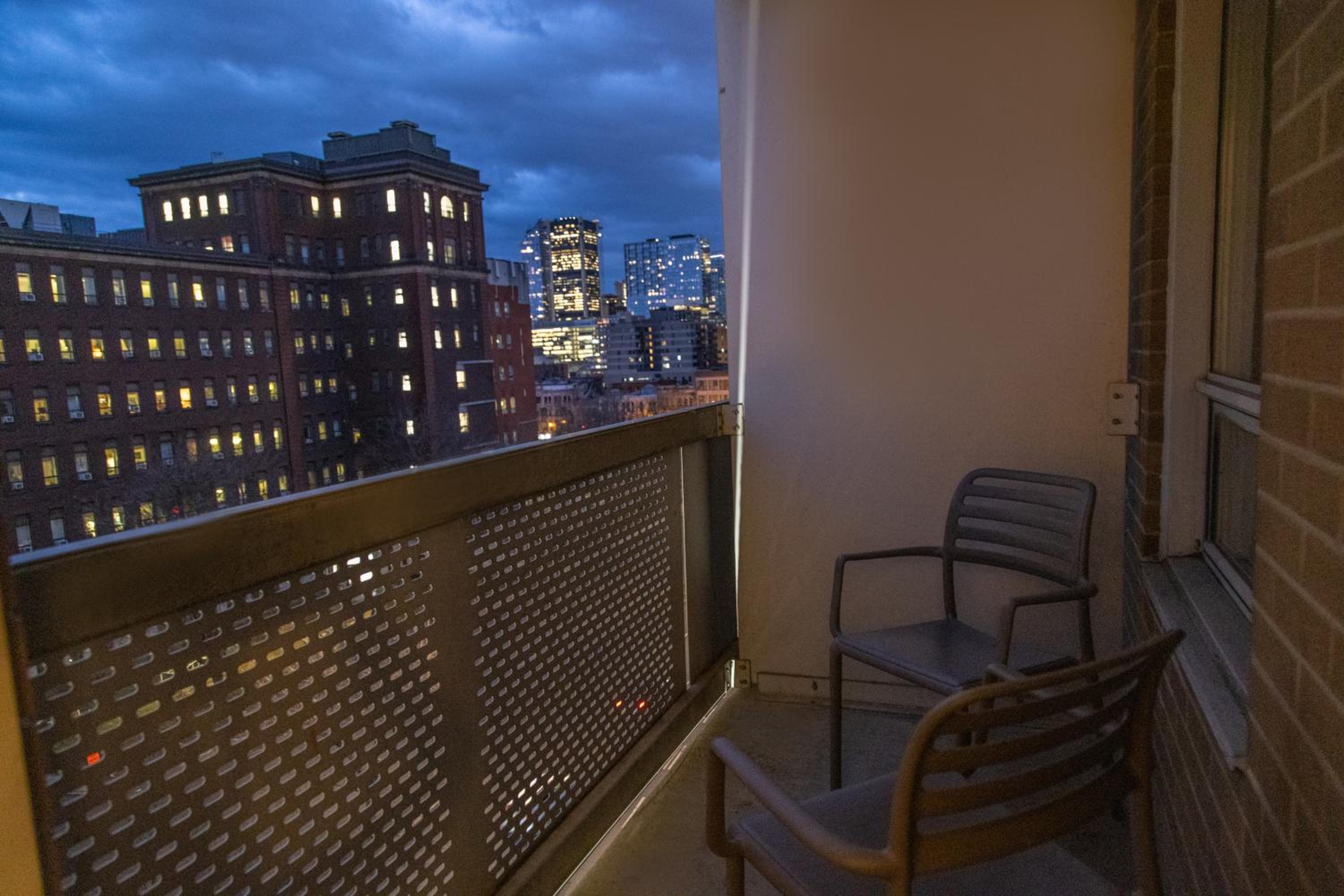 Queen Suite with Balcony - Photo 4