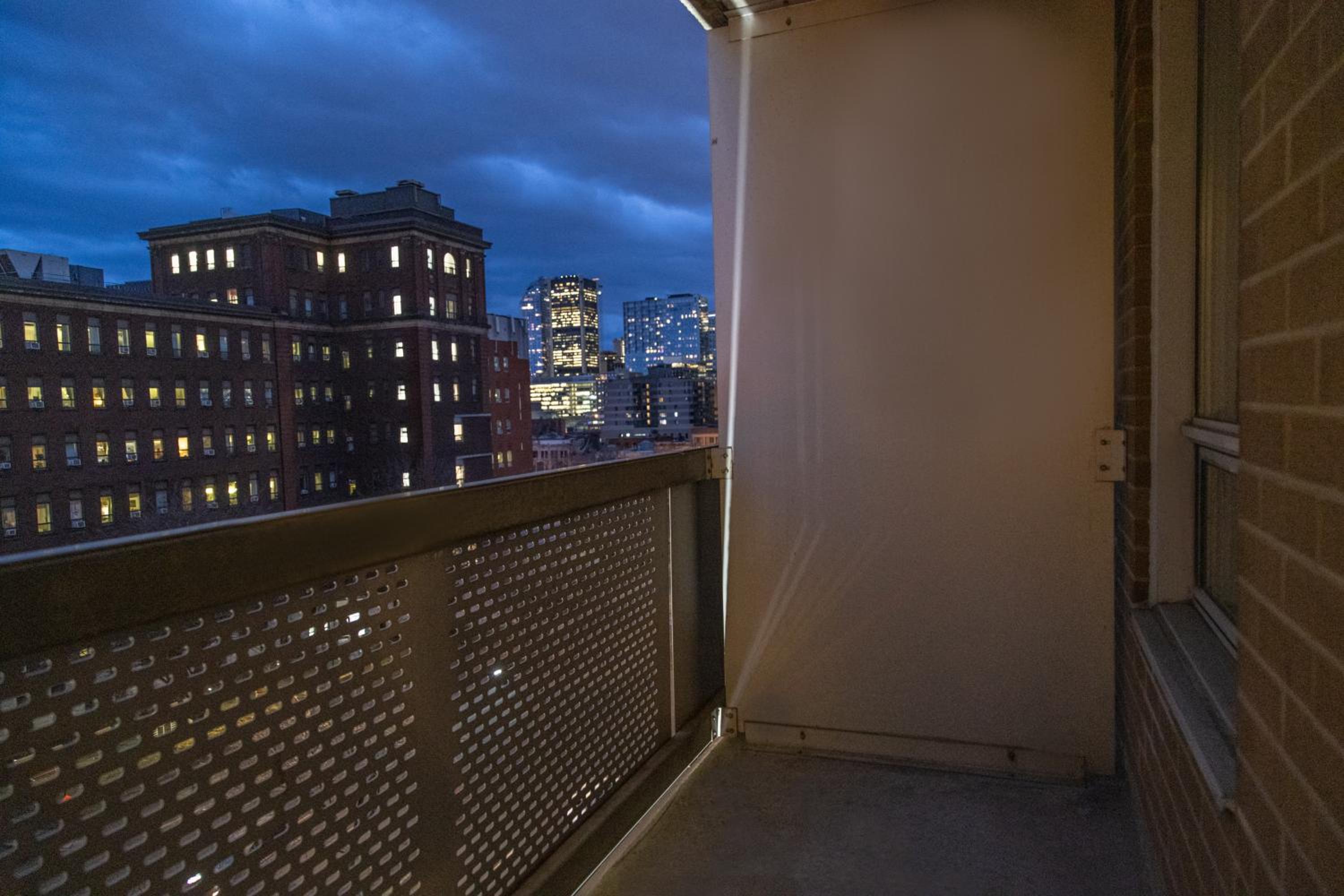 Queen Suite with Balcony - Photo 9