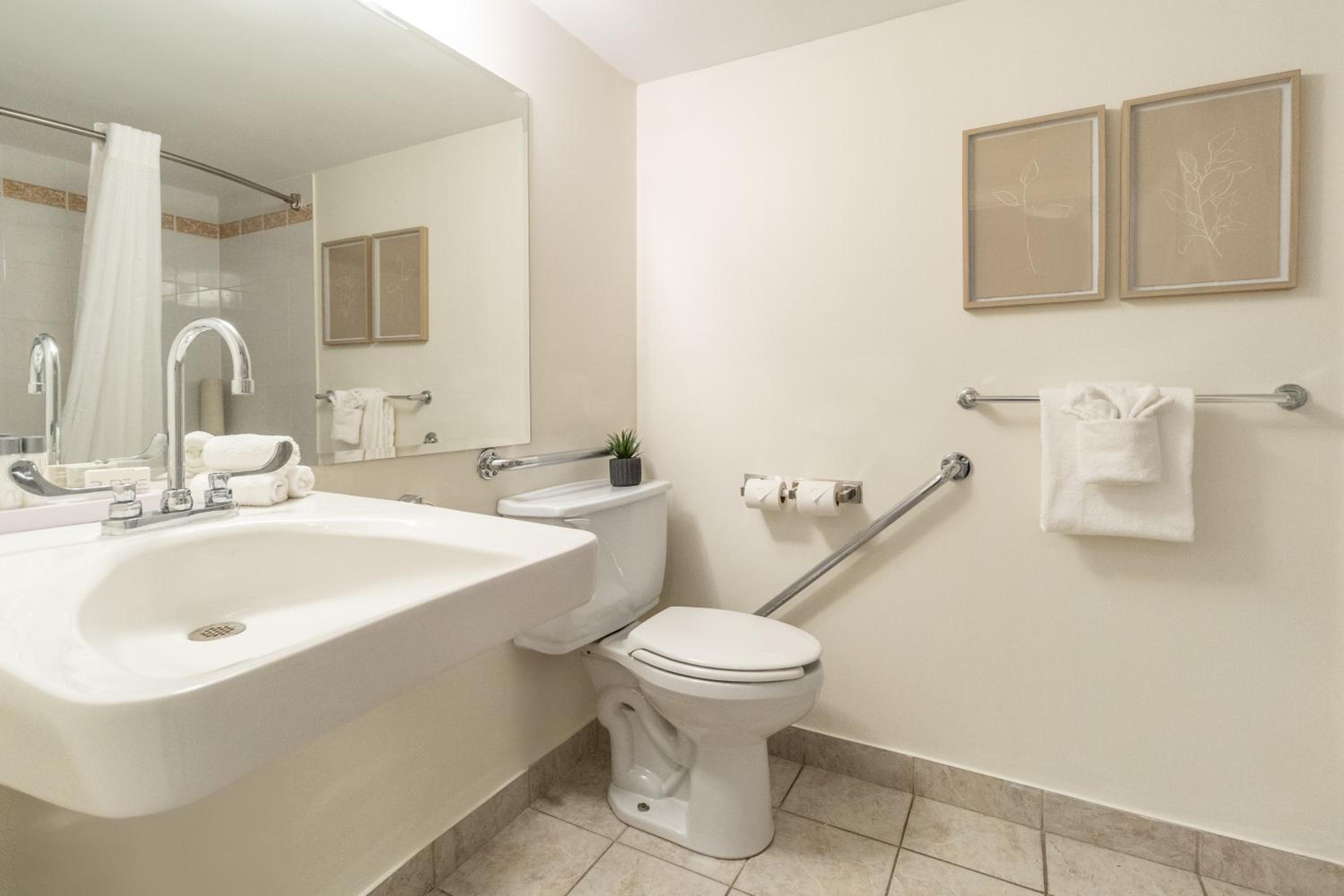 One-Bedroom Suite with Two Queen Beds - Photo 8