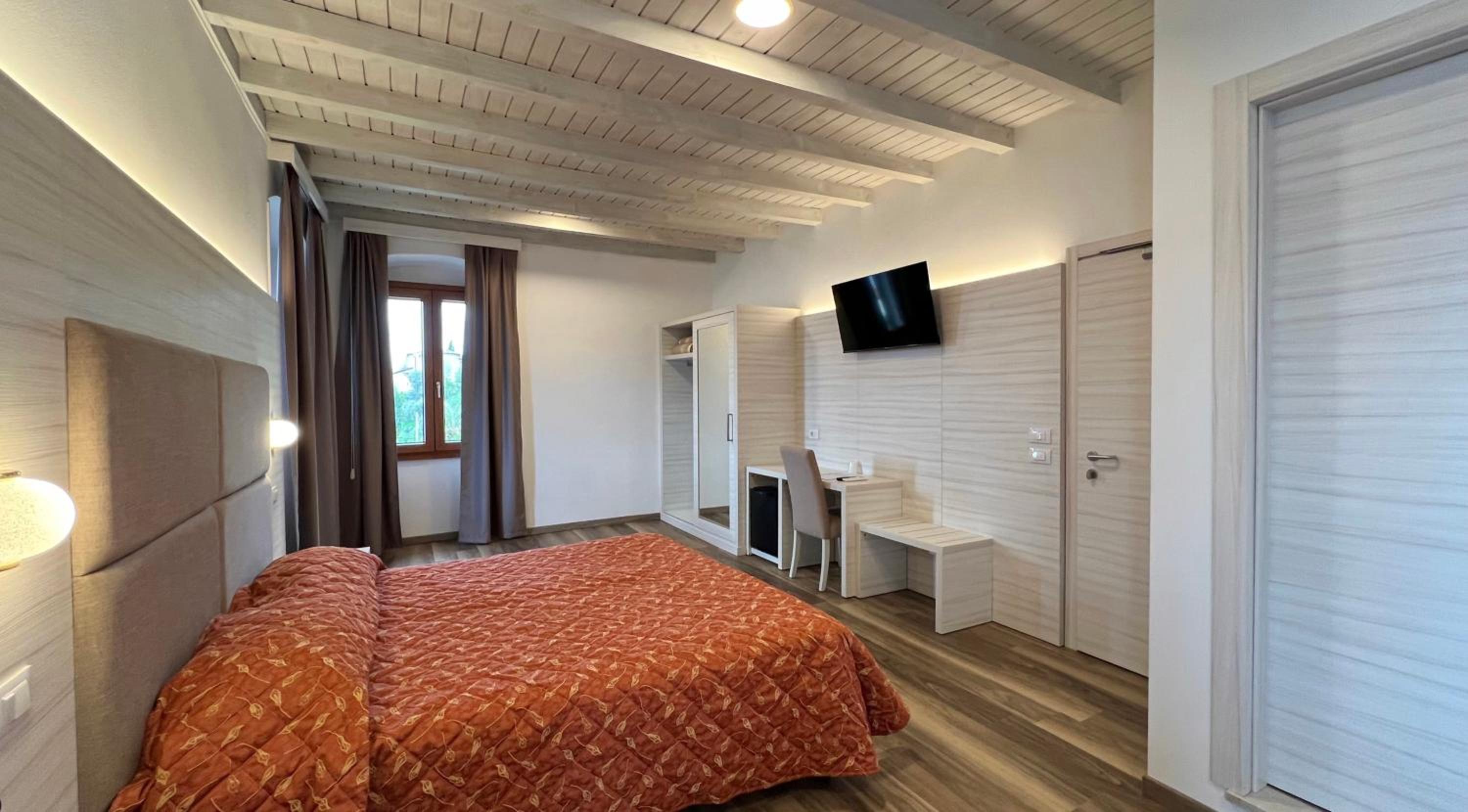 Queen Room with Lake View - Photo 9