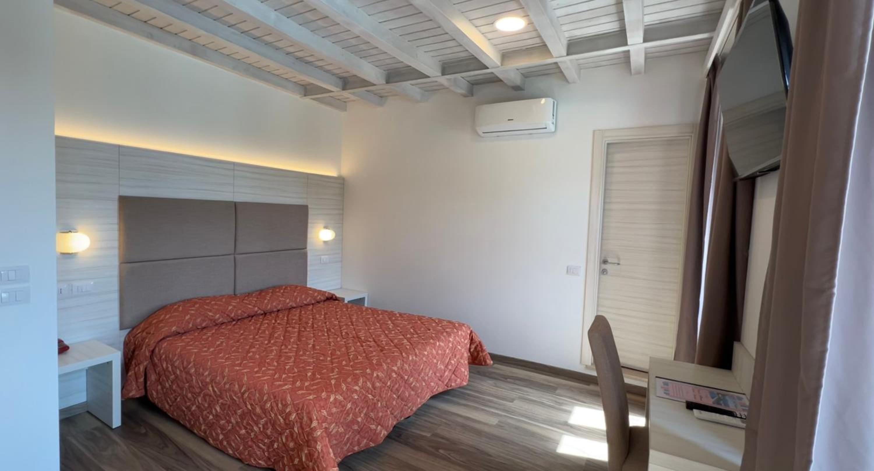 Queen Room with Lake View - Photo 1