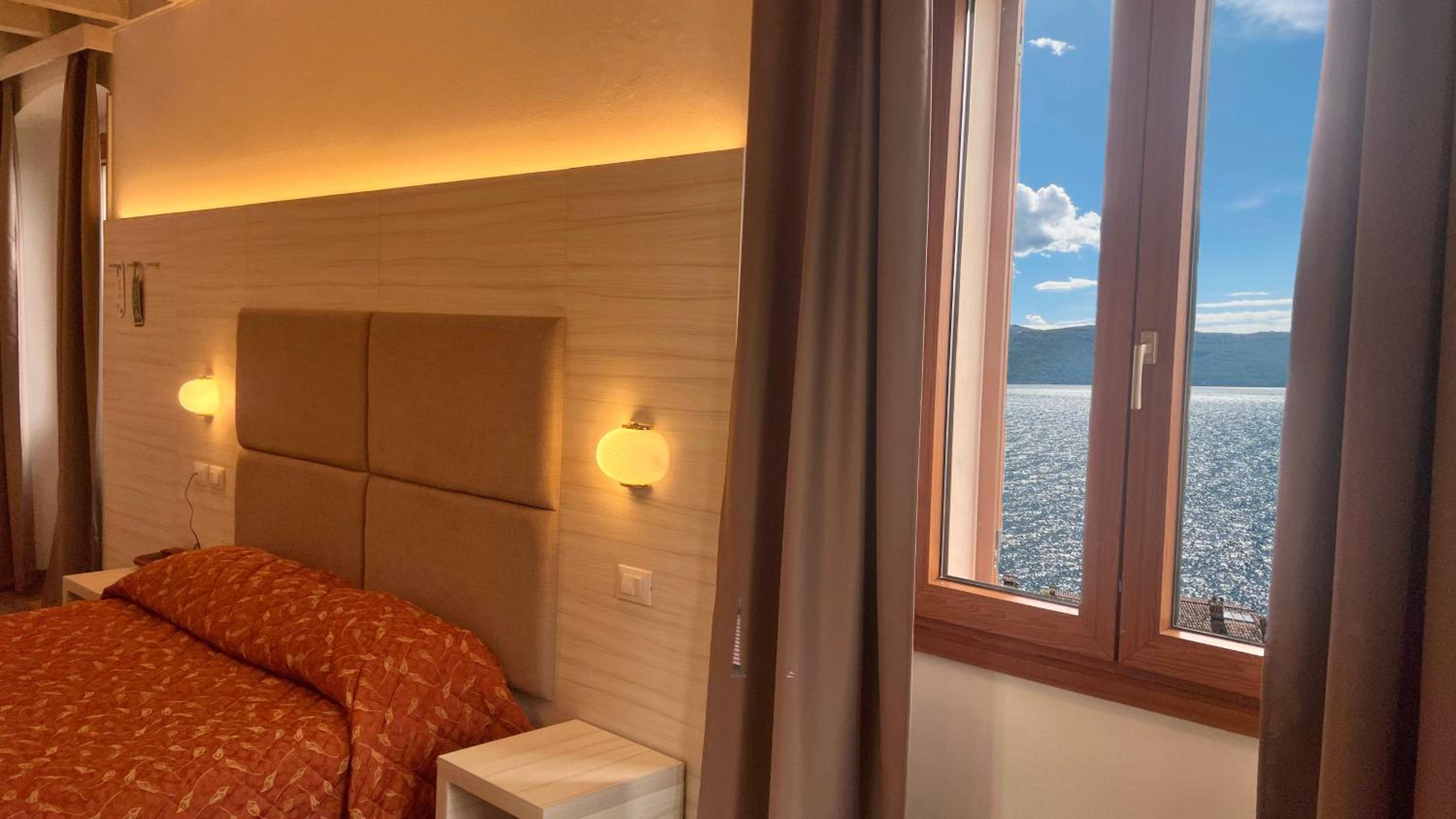 Queen Room with Lake View - Photo 6
