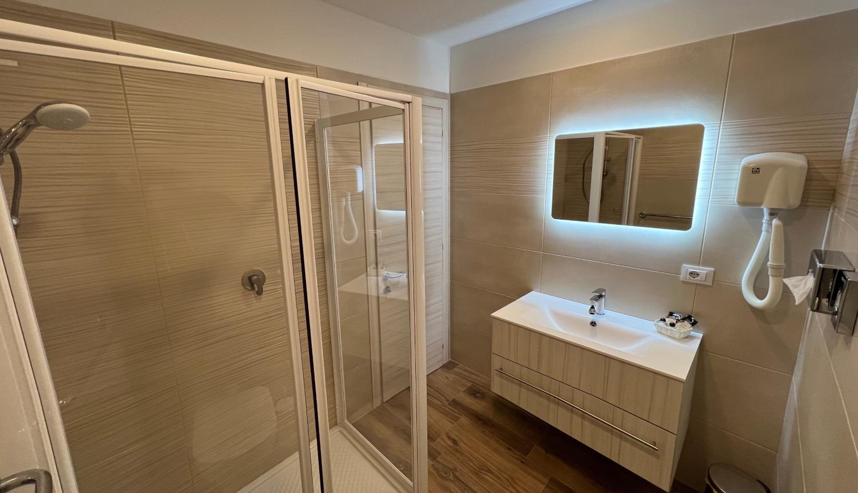 Queen Room with Lake View - Photo 10