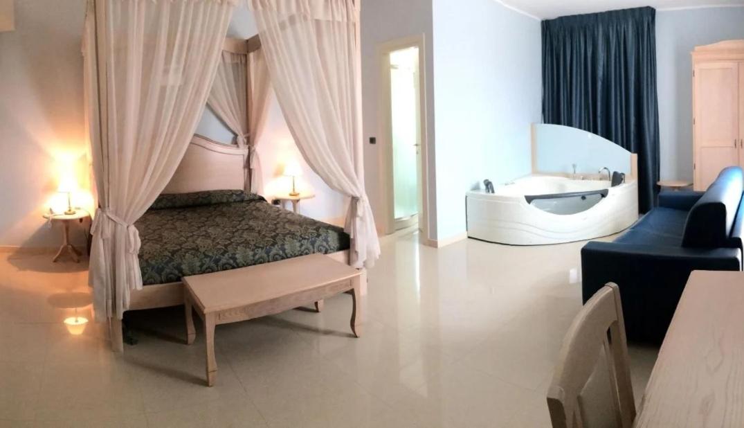 Suite with Balcony - Photo 8