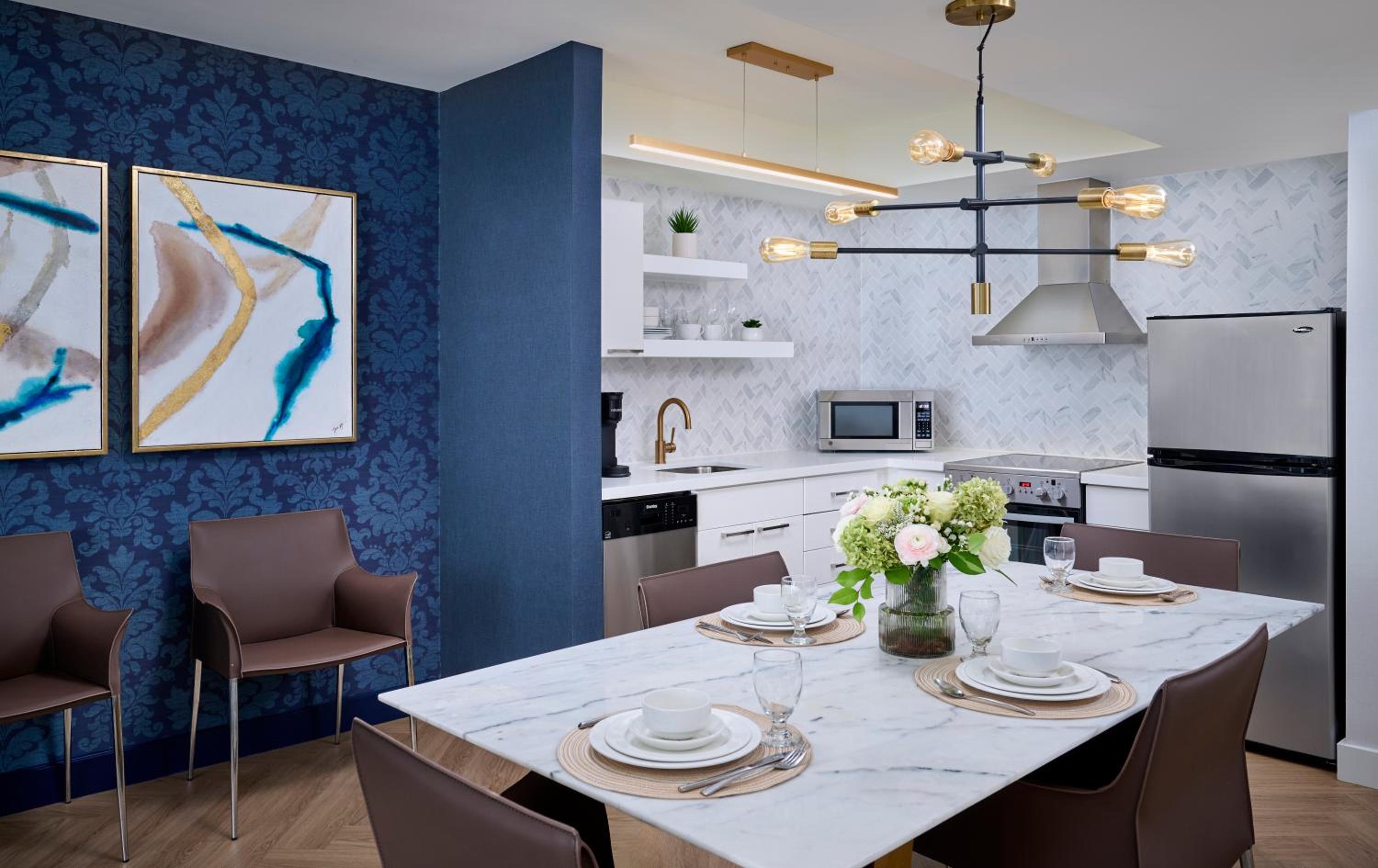 Pantages Signature King Suite - Photo 3